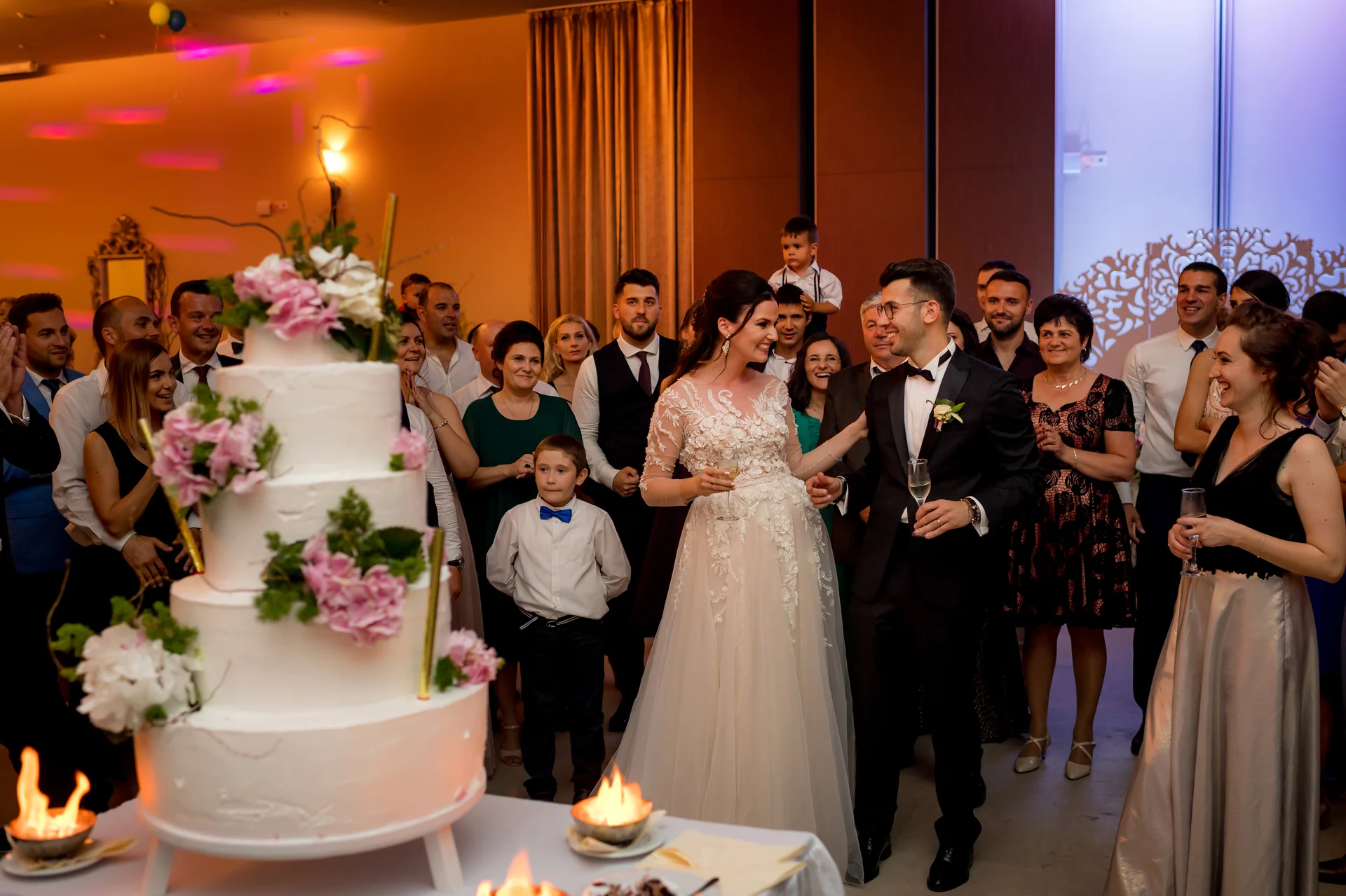 Ramona & Tudor — nunta grand hotel napoca cluj invitati lumini colorate energie petrecere — fotograf nuntă