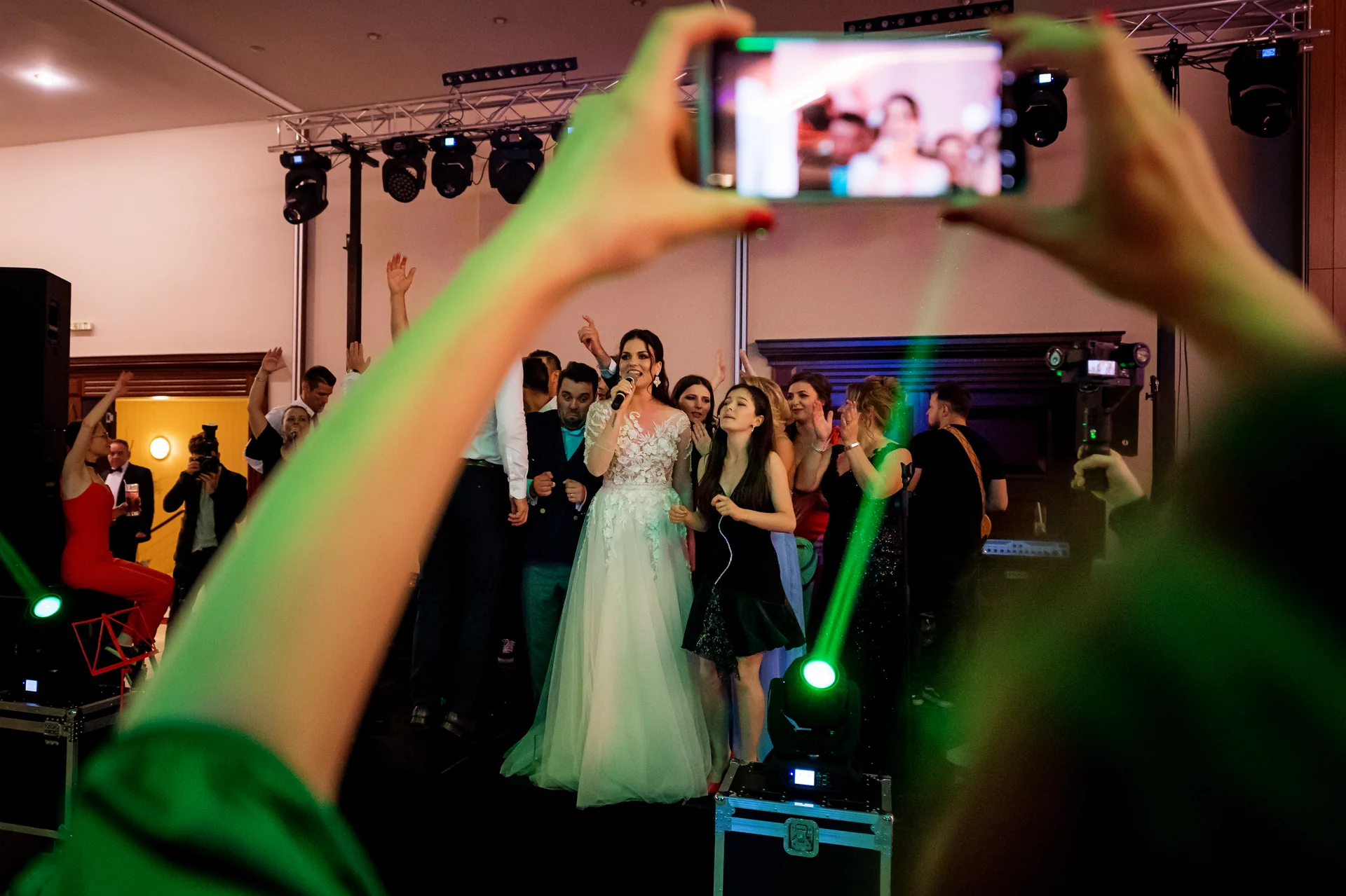 Ramona & Tudor — nunta grand hotel napoca cluj miri imbratisare prieteni emotie petrecere — fotograf nuntă