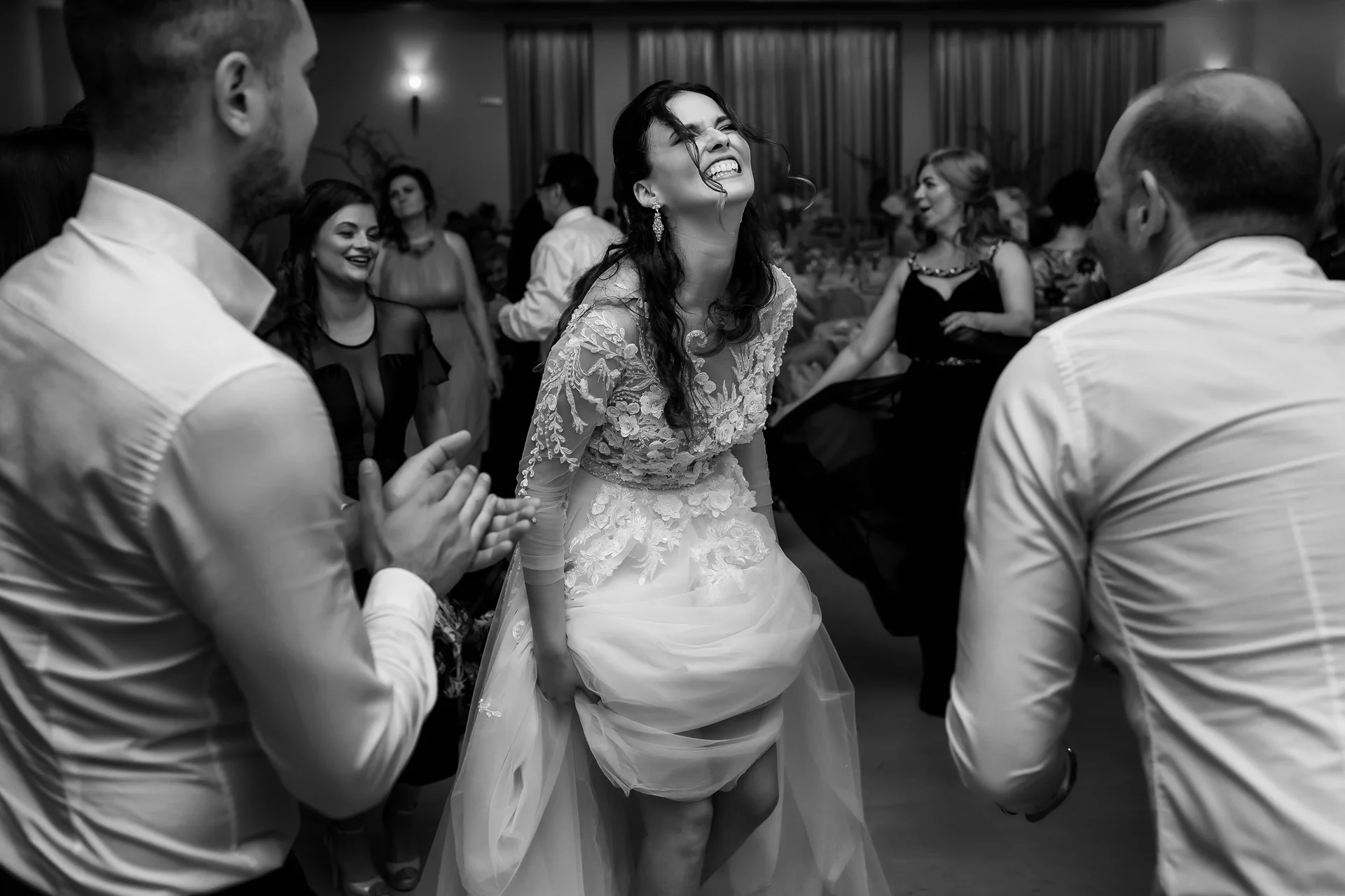 Ramona & Tudor — nunta grand hotel napoca cluj final miri scantei atmosfera noapte grand hotel — fotograf nuntă