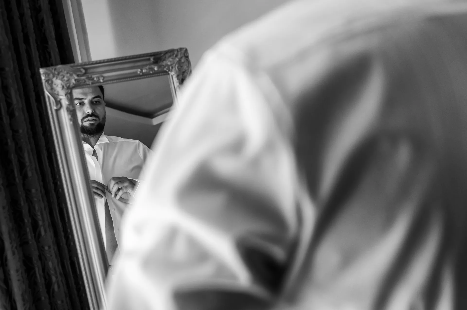 Rebeca & Razvan — nunta esedra satu mare mire oglinda camasa pregatire — fotograf nuntă