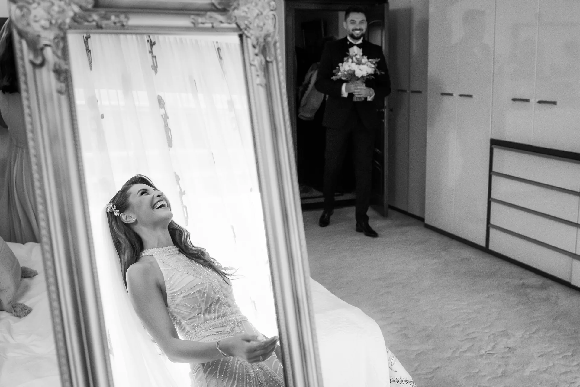 Rebeca & Razvan — nunta esedra satu mare first look mire buchet oglinda — fotograf nuntă