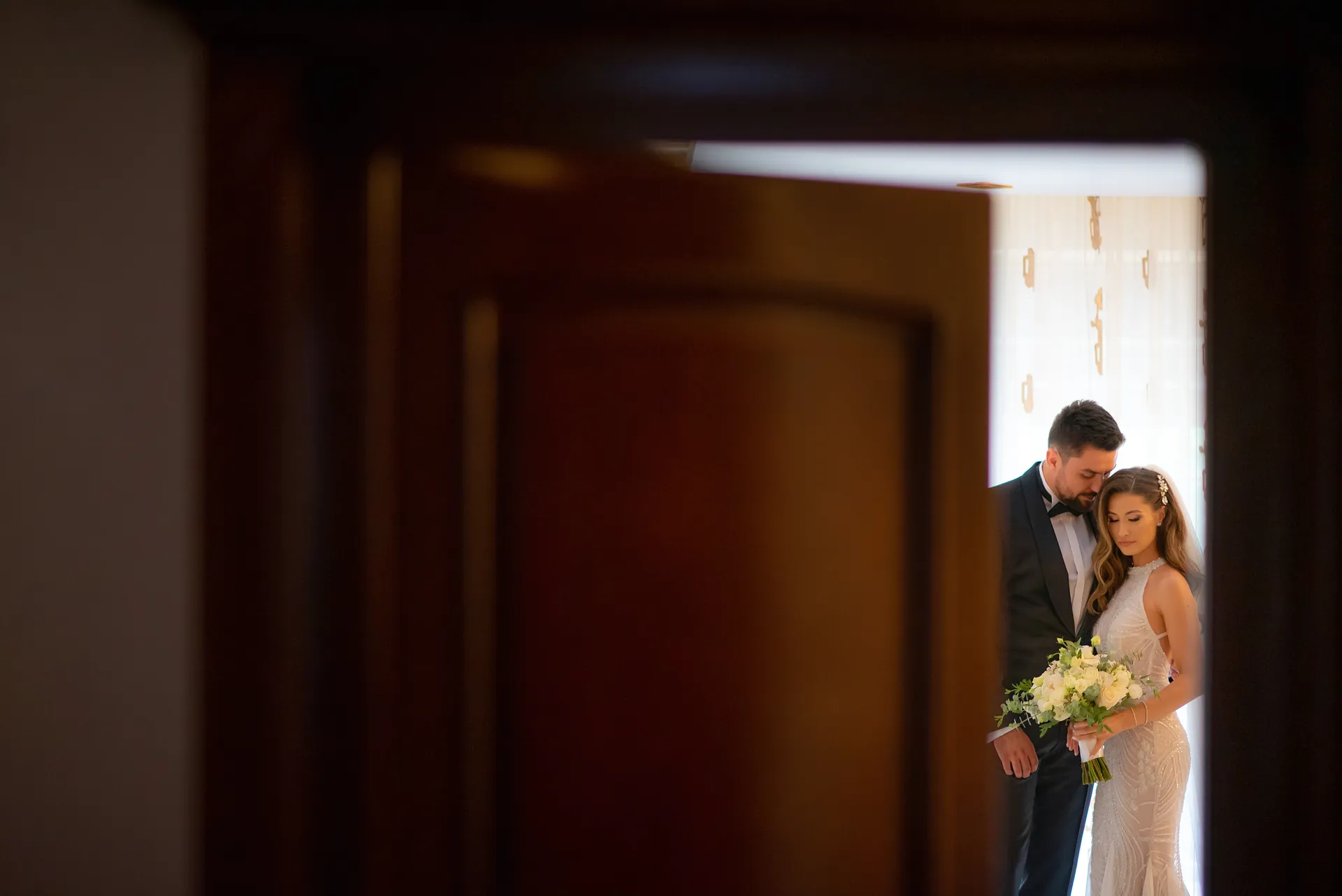 Rebeca & Razvan — nunta esedra satu mare miri frunte usa imbratisare — fotograf nuntă