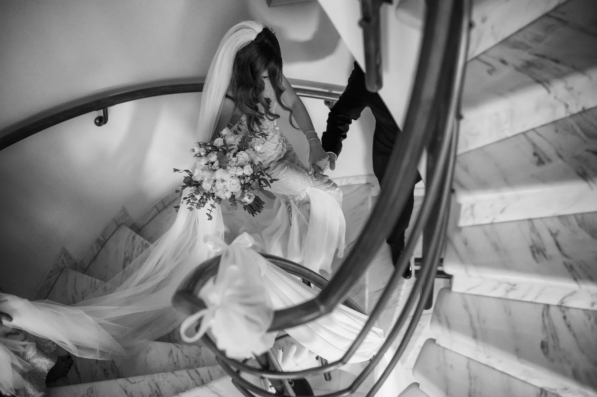 Rebeca & Razvan — nunta esedra satu mare mireasa scara marmura voal — fotograf nuntă