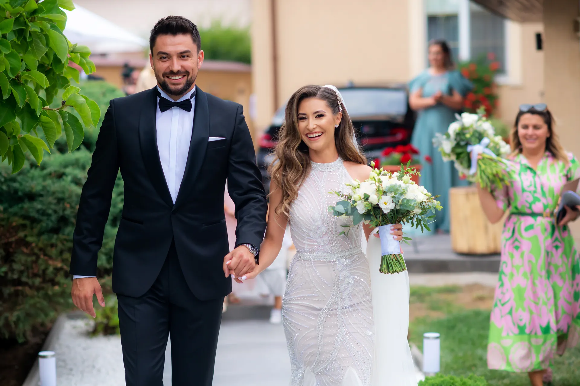 Rebeca & Razvan — nunta esedra satu mare miri iesire casa invitati — fotograf nuntă