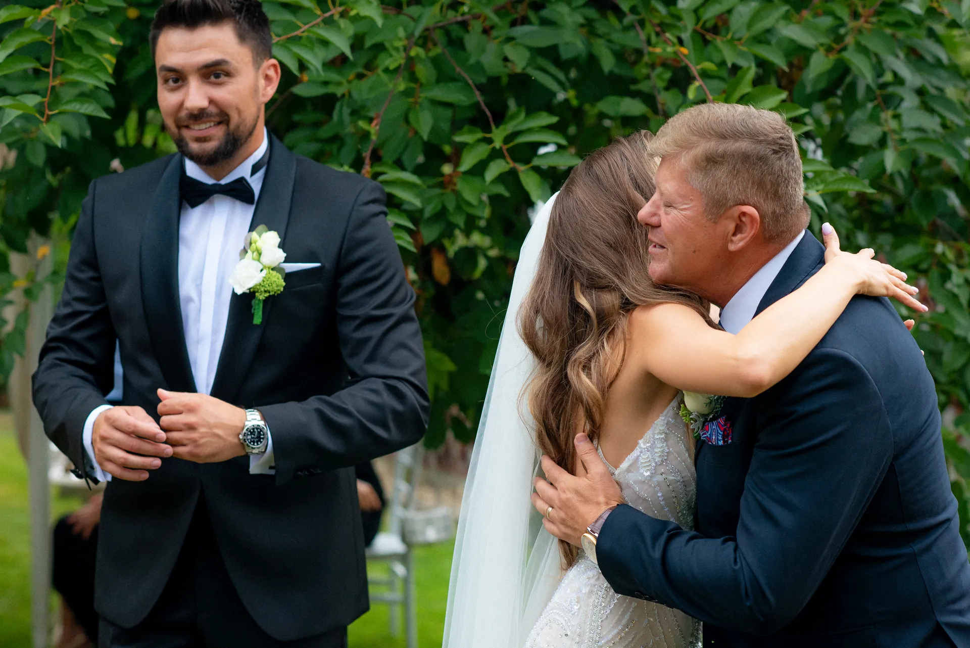 Rebeca & Razvan — nunta esedra satu mare tatal miresei imbratisare mire — fotograf nuntă