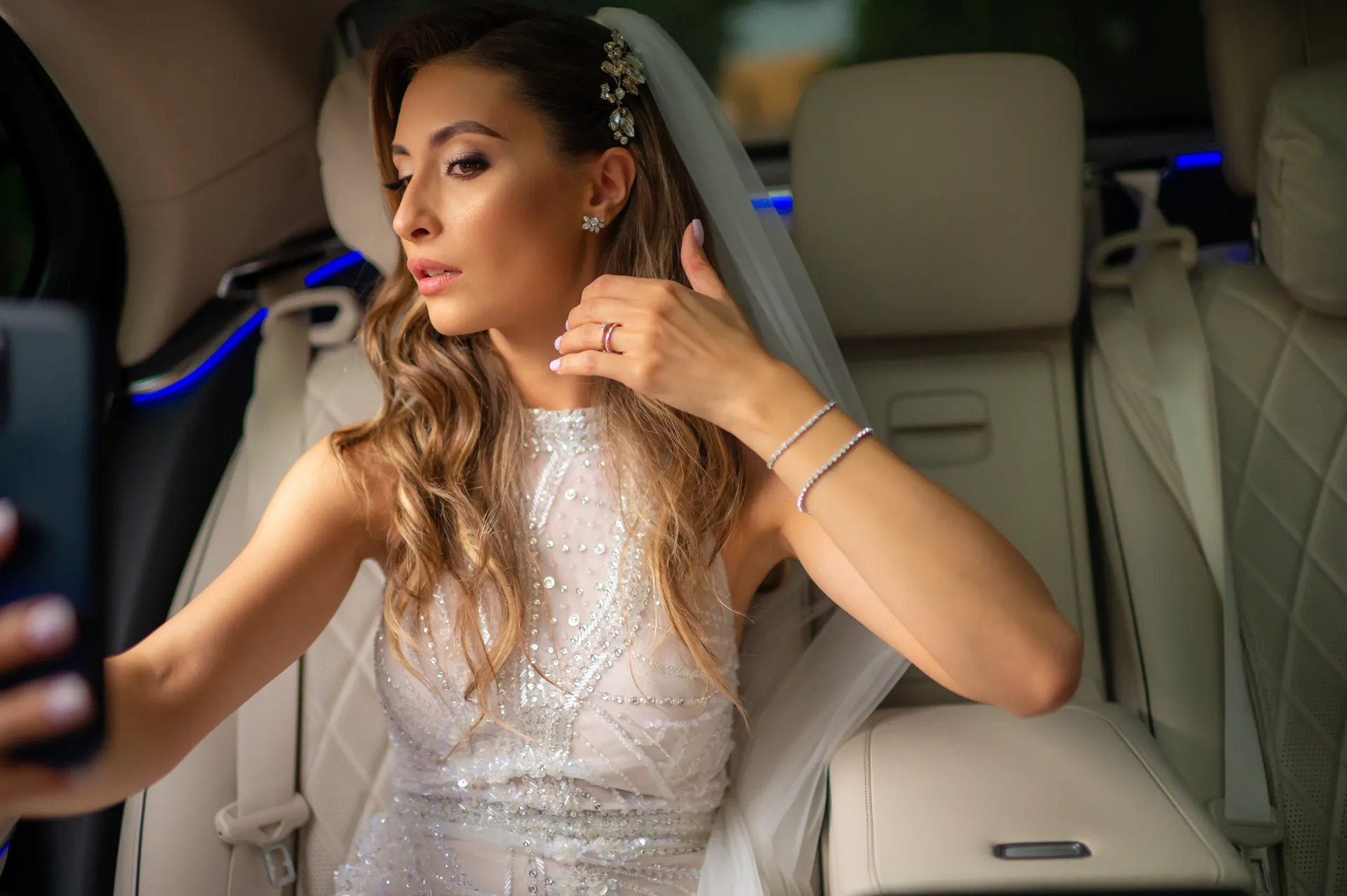 Rebeca & Razvan — nunta esedra satu mare mireasa masina ajusteaza parul — fotograf nuntă