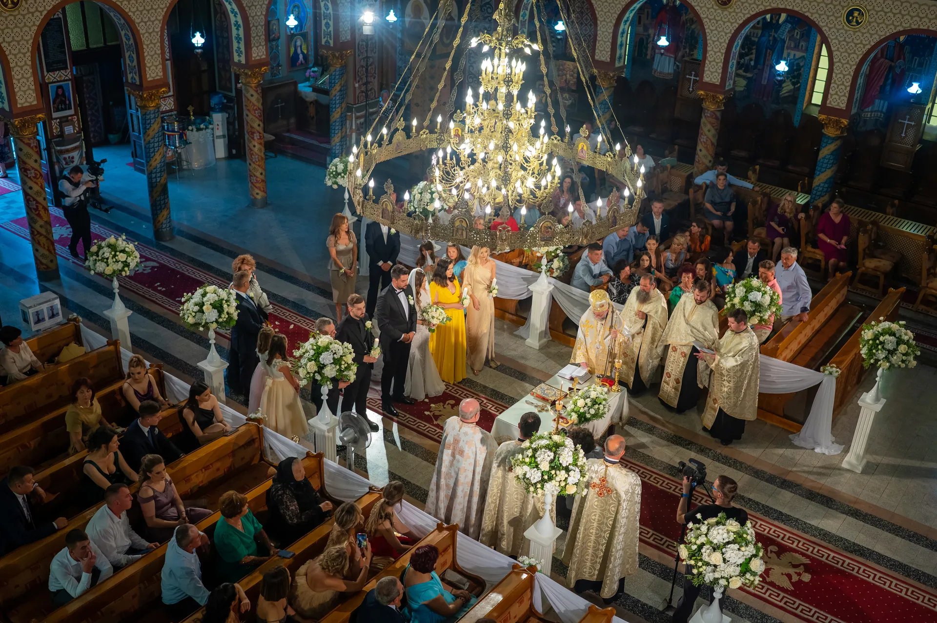 Rebeca & Razvan — nunta esedra satu mare catedrala ortodoxa candelabru ceremonie — fotograf nuntă