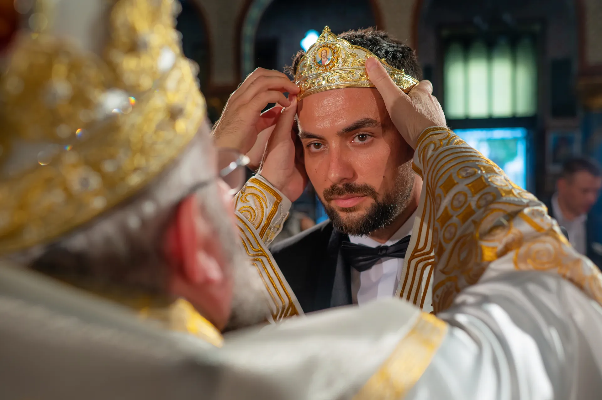 Rebeca & Razvan — nunta esedra satu mare episcop coroana aurie mire — fotograf nuntă