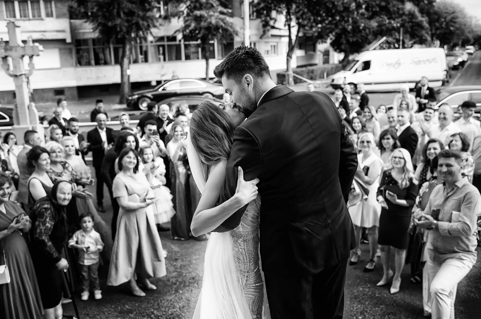 Rebeca & Razvan — nunta esedra satu mare miri sarut treptele catedralei bw — fotograf nuntă