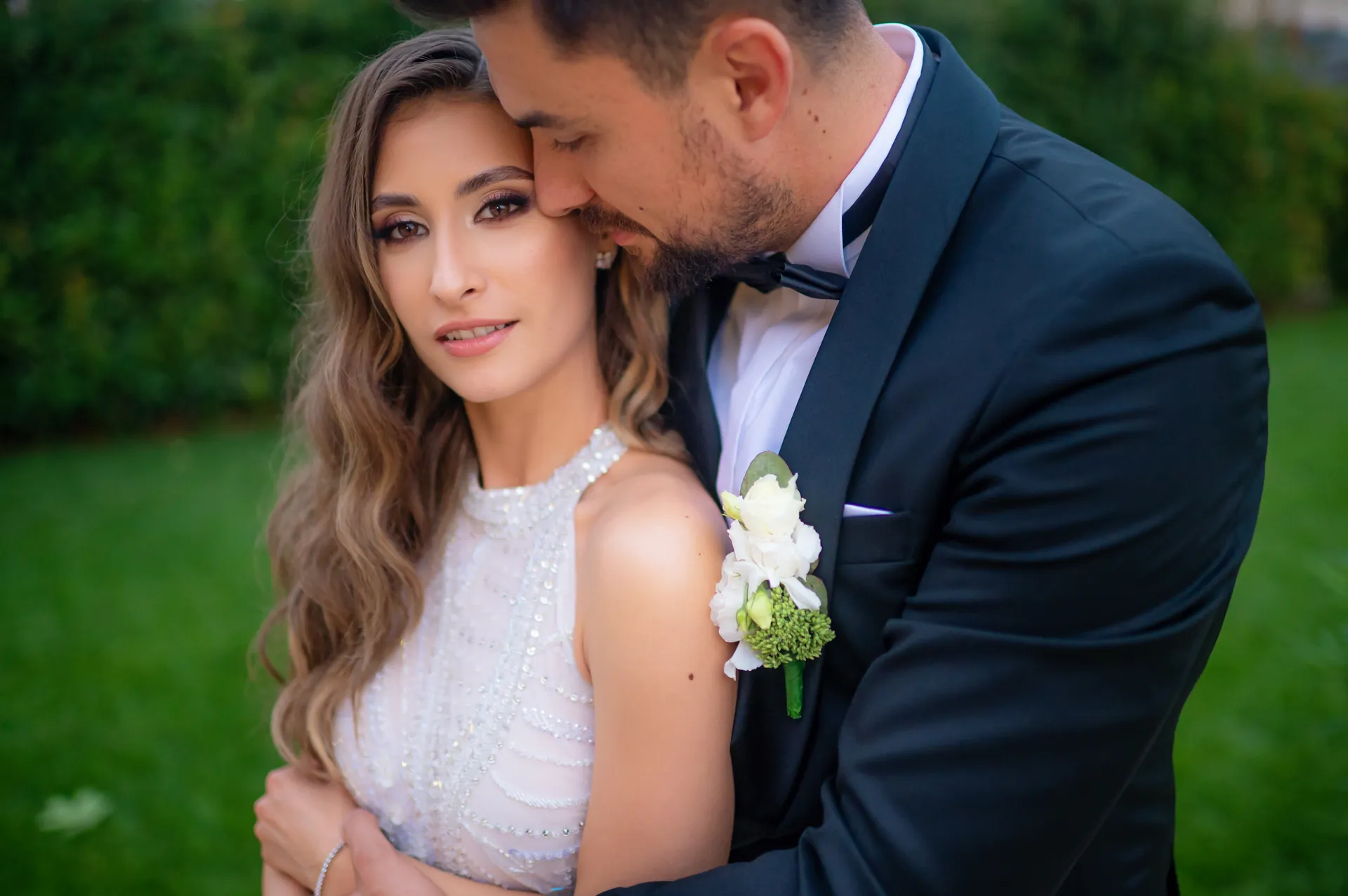 Rebeca & Razvan — nunta esedra satu mare miri sarut tampla gradina — fotograf nuntă