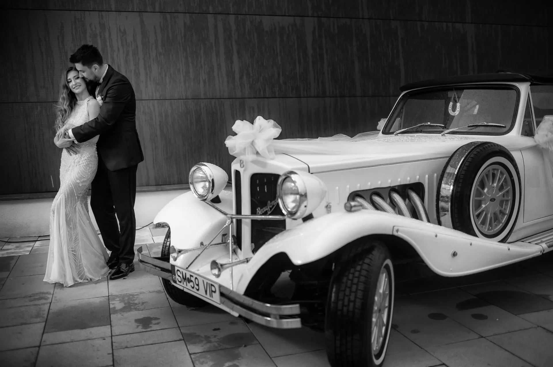 Rebeca & Razvan — nunta esedra satu mare miri imbratisare masina vintage bw — fotograf nuntă