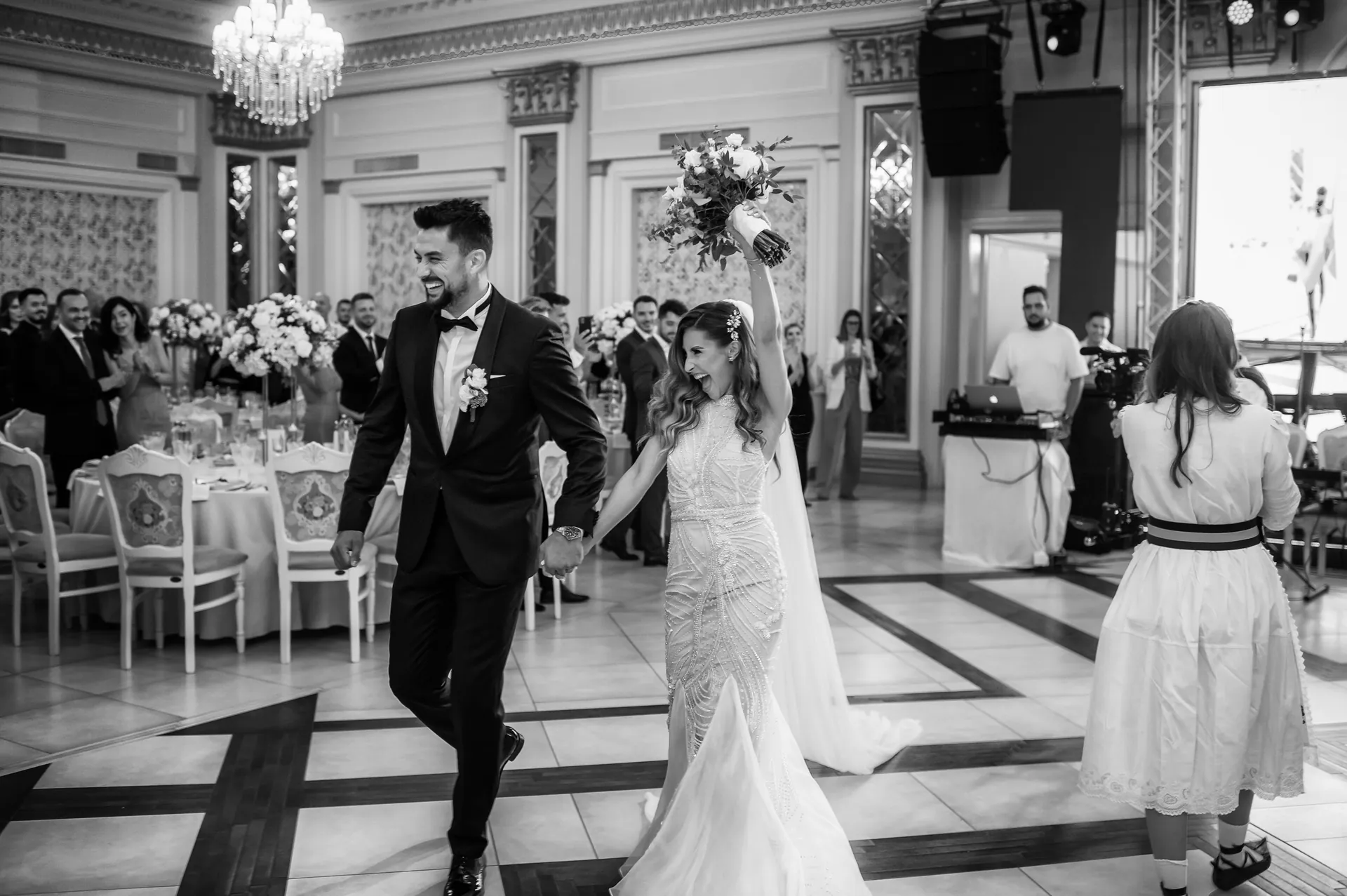 Rebeca & Razvan — nunta esedra satu mare miri intrare sala petrecere bw — fotograf nuntă