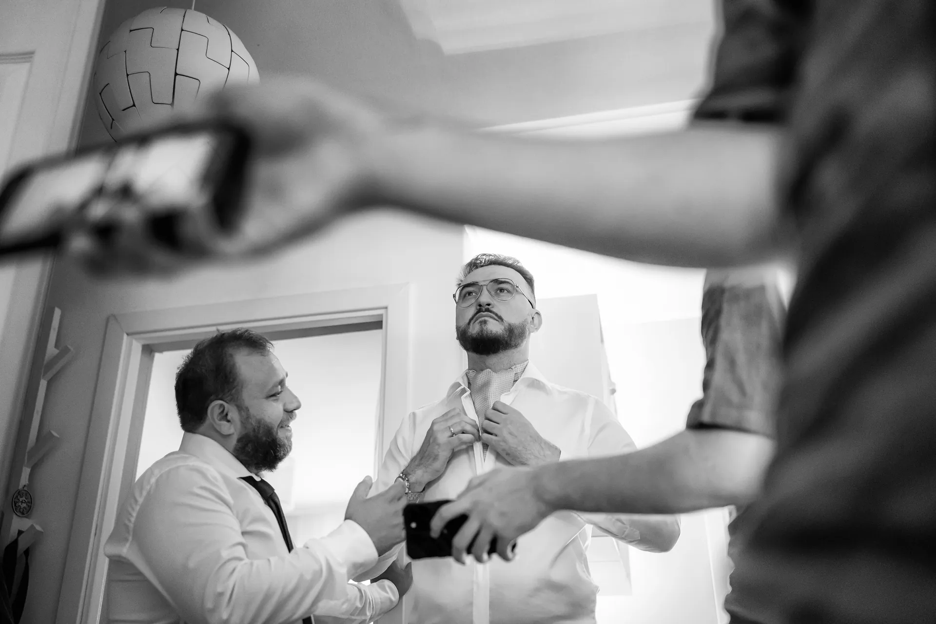 Roxana & Radu — nunta clujana festa cluj mire pregatire prieteni bw — fotograf nuntă