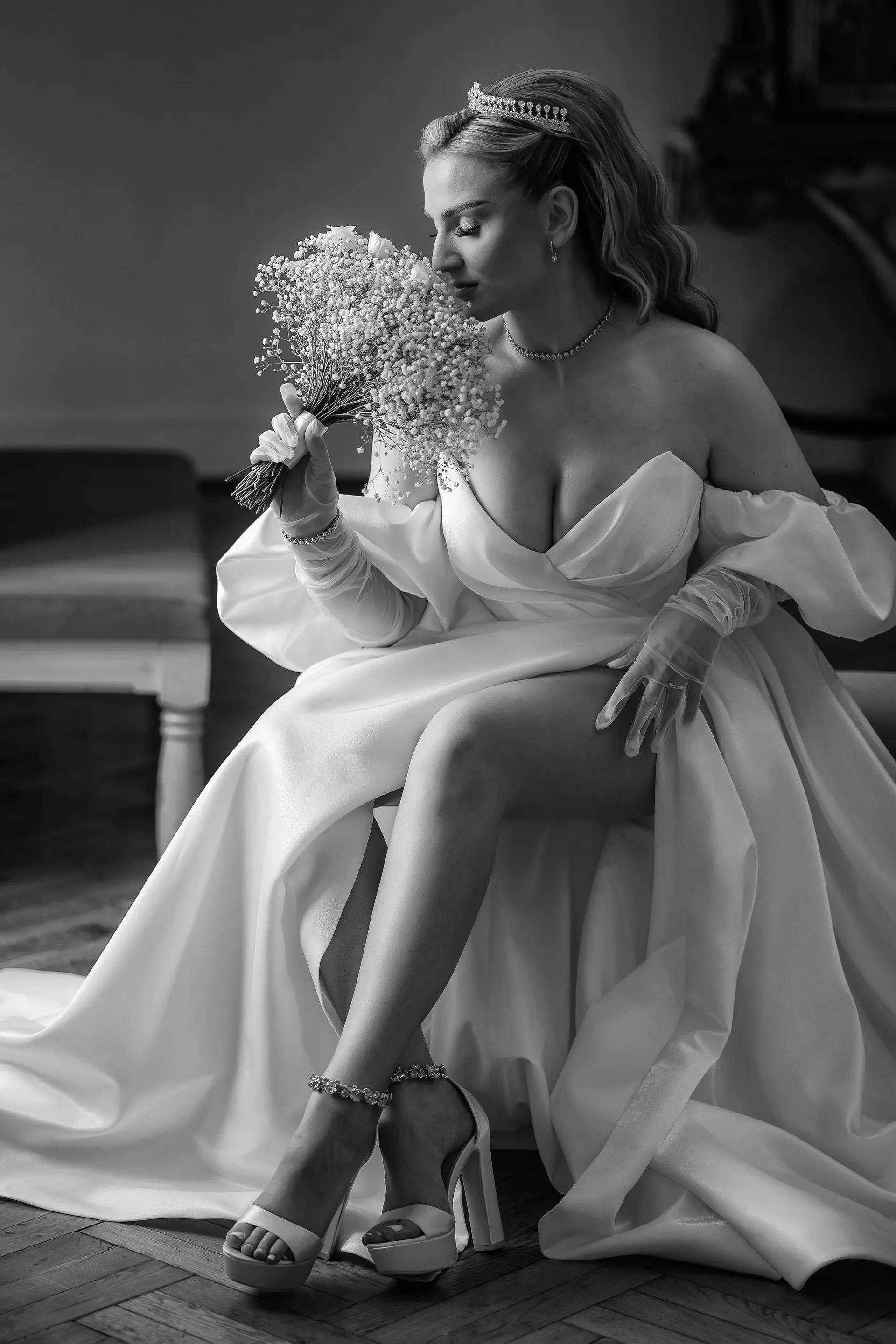 Roxana & Radu — nunta clujana festa cluj mireasa buchet asezata bw — fotograf nuntă