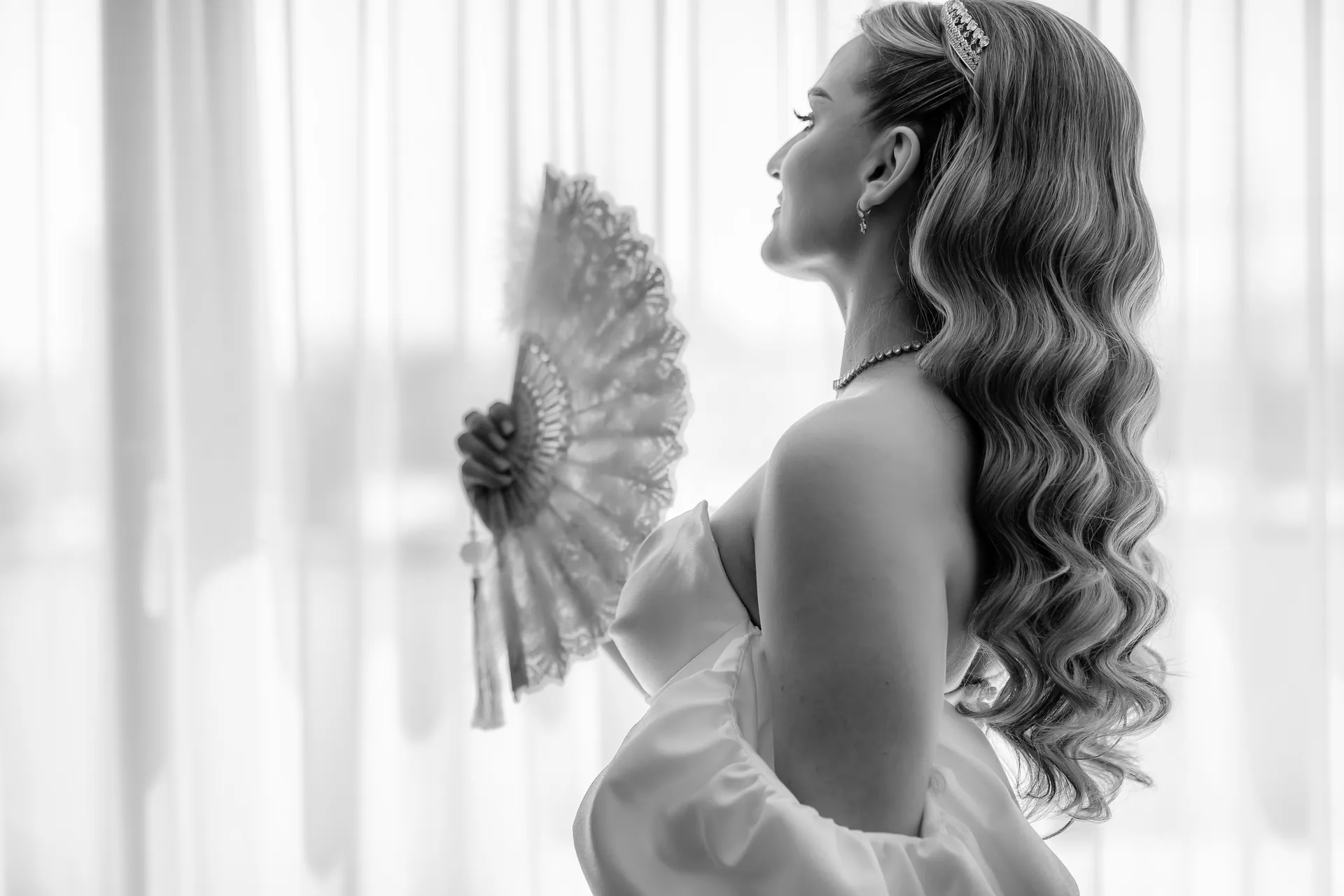 Roxana & Radu — nunta clujana festa cluj mireasa evantai fereastra silueta bw — fotograf nuntă