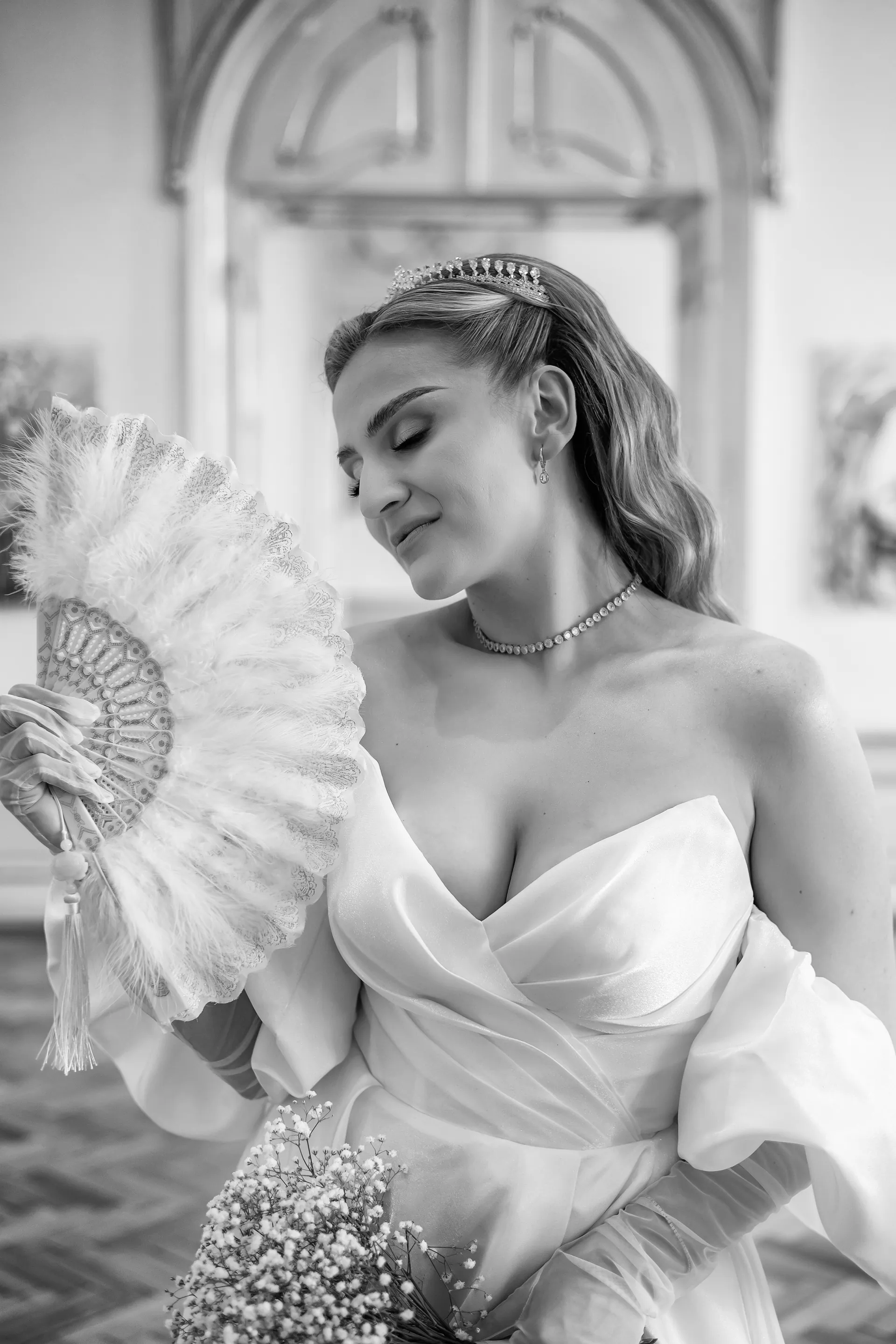 Roxana & Radu — nunta clujana festa cluj mireasa evantai pene vintage bw — fotograf nuntă