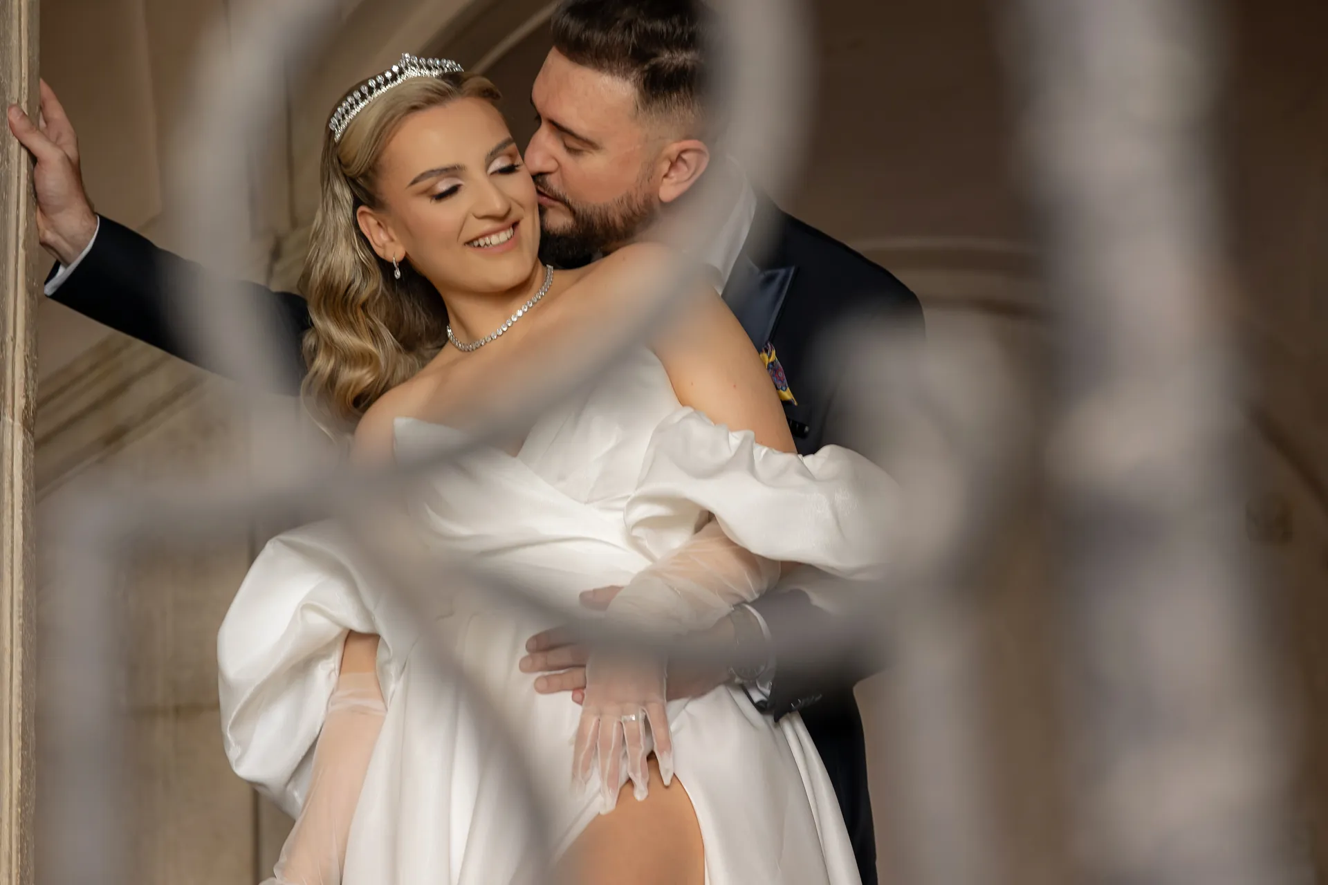 Roxana & Radu — nunta clujana festa cluj mire sarut mireasa dantela cadru — fotograf nuntă