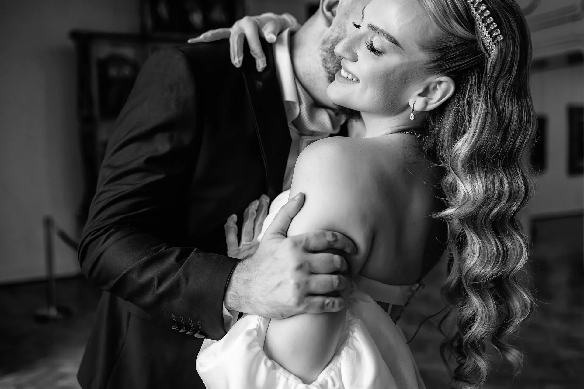 Roxana & Radu — nunta clujana festa cluj cuplu imbratisare umar sarut intim bw — fotograf nuntă