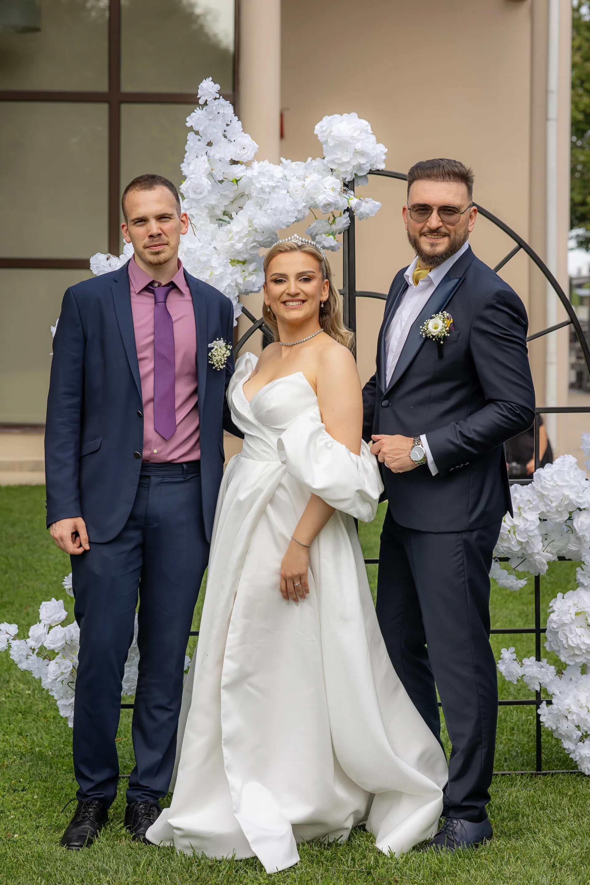 Roxana & Radu — nunta clujana festa cluj mireasa frate mire portret gradina — fotograf nuntă
