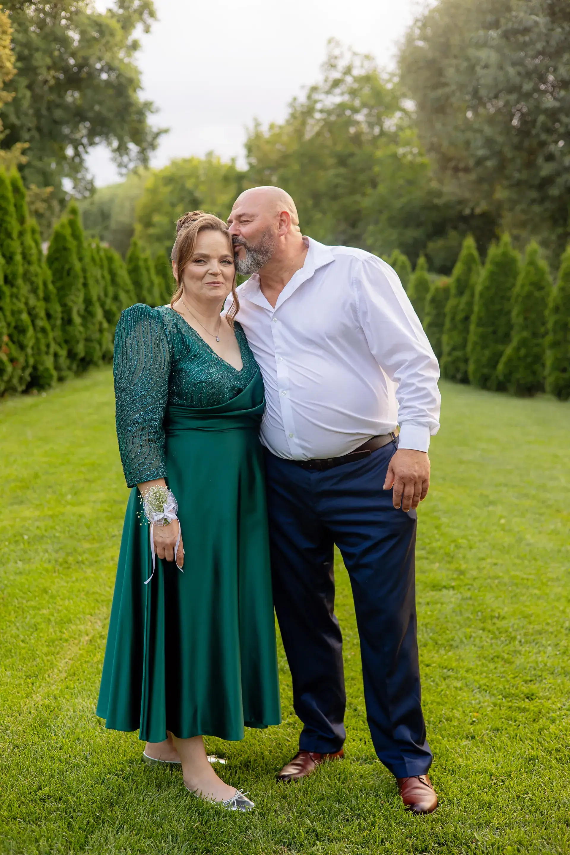 Roxana & Radu — nunta clujana festa cluj parinti imbratisare gradina emotie — fotograf nuntă