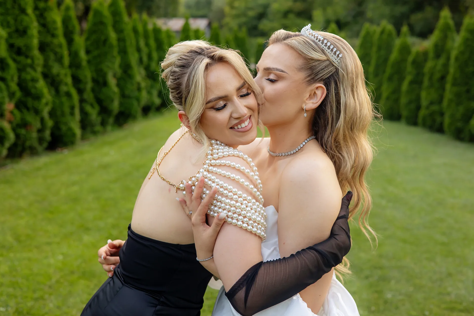 Roxana & Radu — nunta clujana festa cluj mireasa sora imbratisare perla — fotograf nuntă