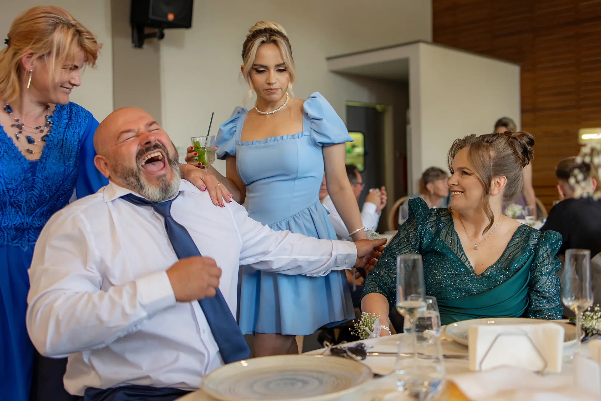 Roxana & Radu — nunta clujana festa cluj invitati masa ras candid — fotograf nuntă