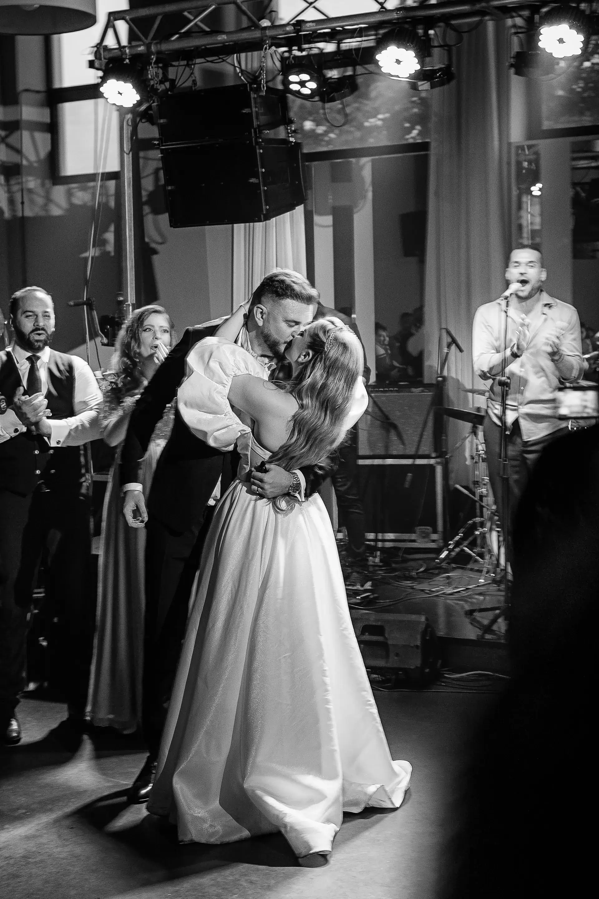 Roxana & Radu — nunta clujana festa cluj primul dans sarut trupa bw — fotograf nuntă