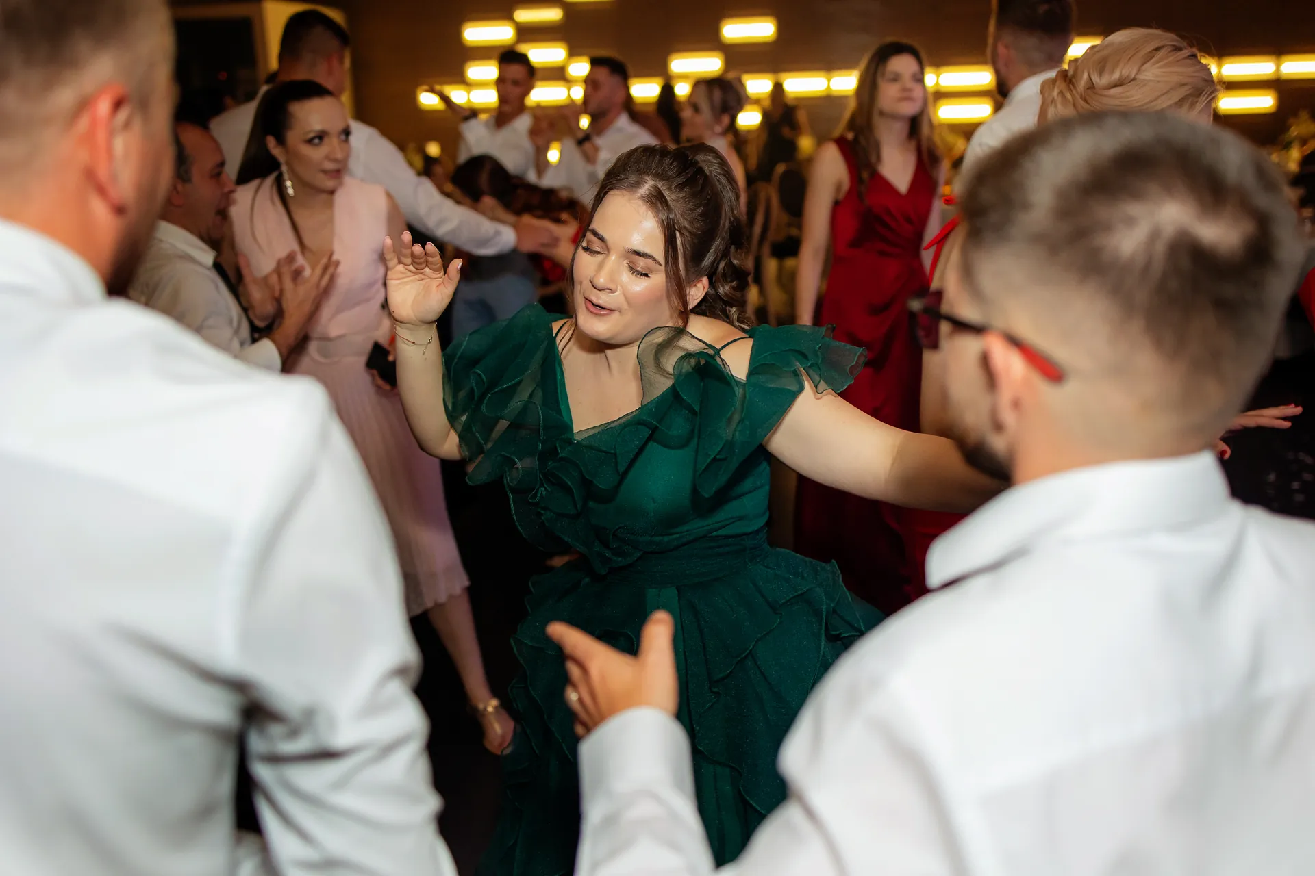 Roxana & Radu — nunta clujana festa cluj invitata rochie verde invarte dans — fotograf nuntă
