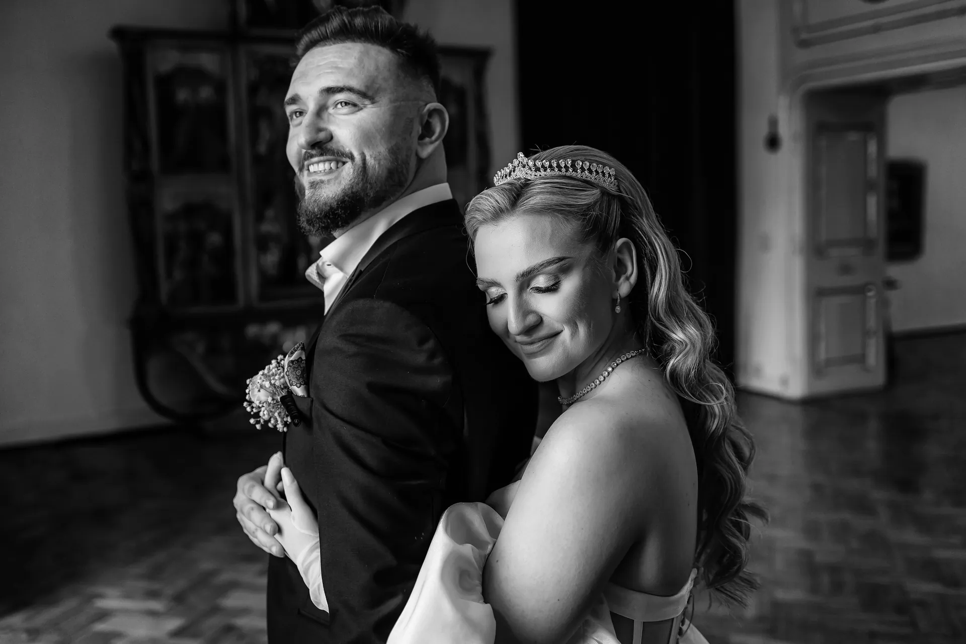 Roxana & Radu — nunta clujana festa cluj mireasa mire cap piept tiara bw intim — fotograf nuntă
