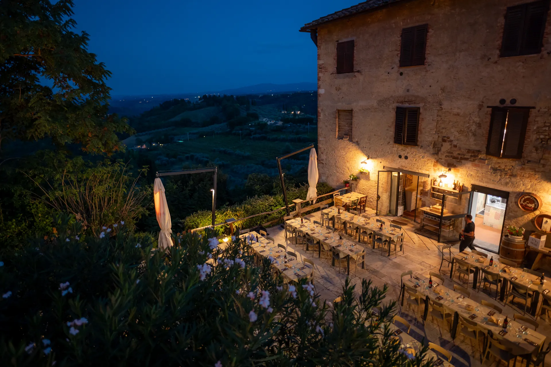Roxana & Ionuț — nunta toscana italia roxana ionut terasa vila cina blue hour — fotograf nuntă