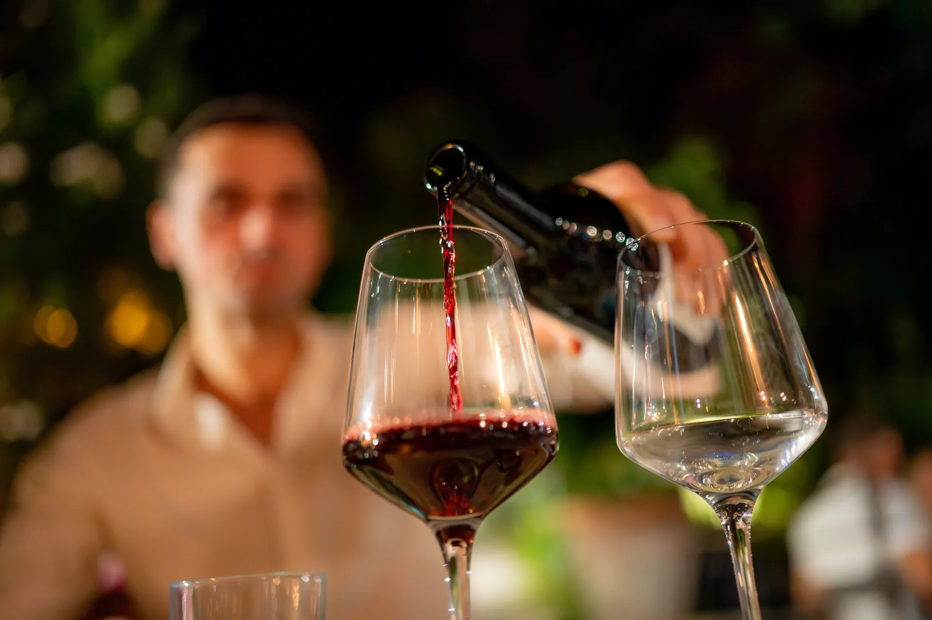 Roxana & Ionuț — nunta toscana italia roxana ionut vin rosu pahar detaliu atmosfera — fotograf nuntă