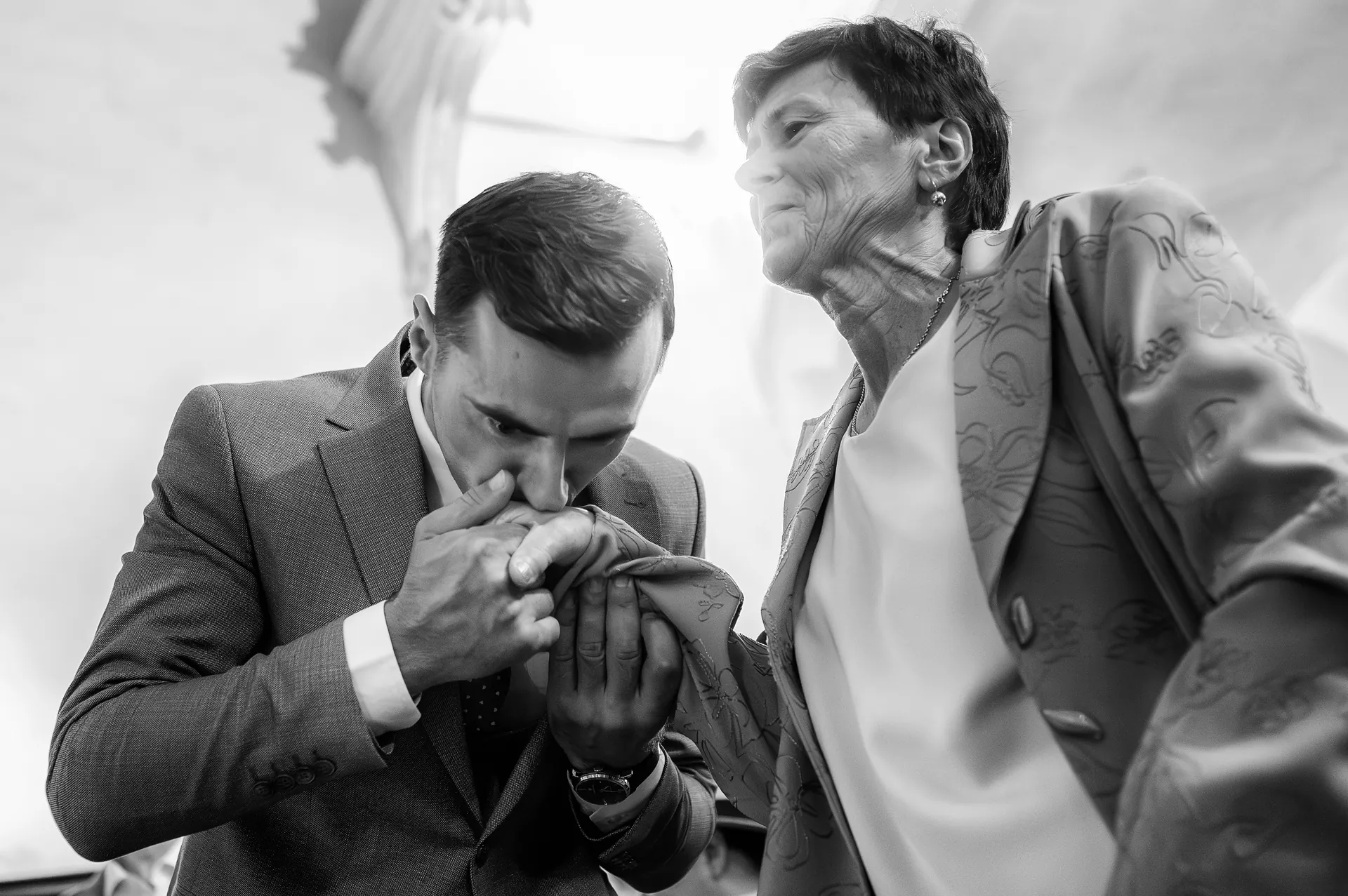 Roxana & Ionuț — nunta toscana italia roxana ionut mire sarut mana mama emotie — fotograf nuntă