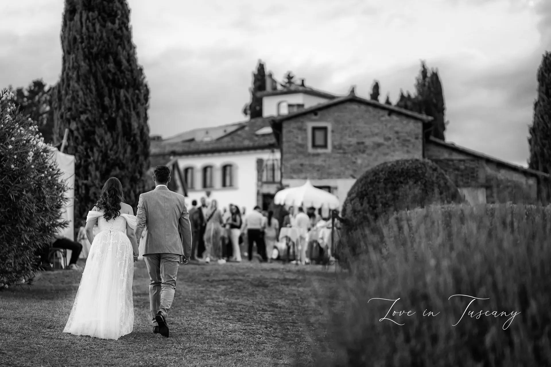 Roxana & Ionuț — nunta toscana italia roxana ionut cuplu vila invitati intrare — fotograf nuntă