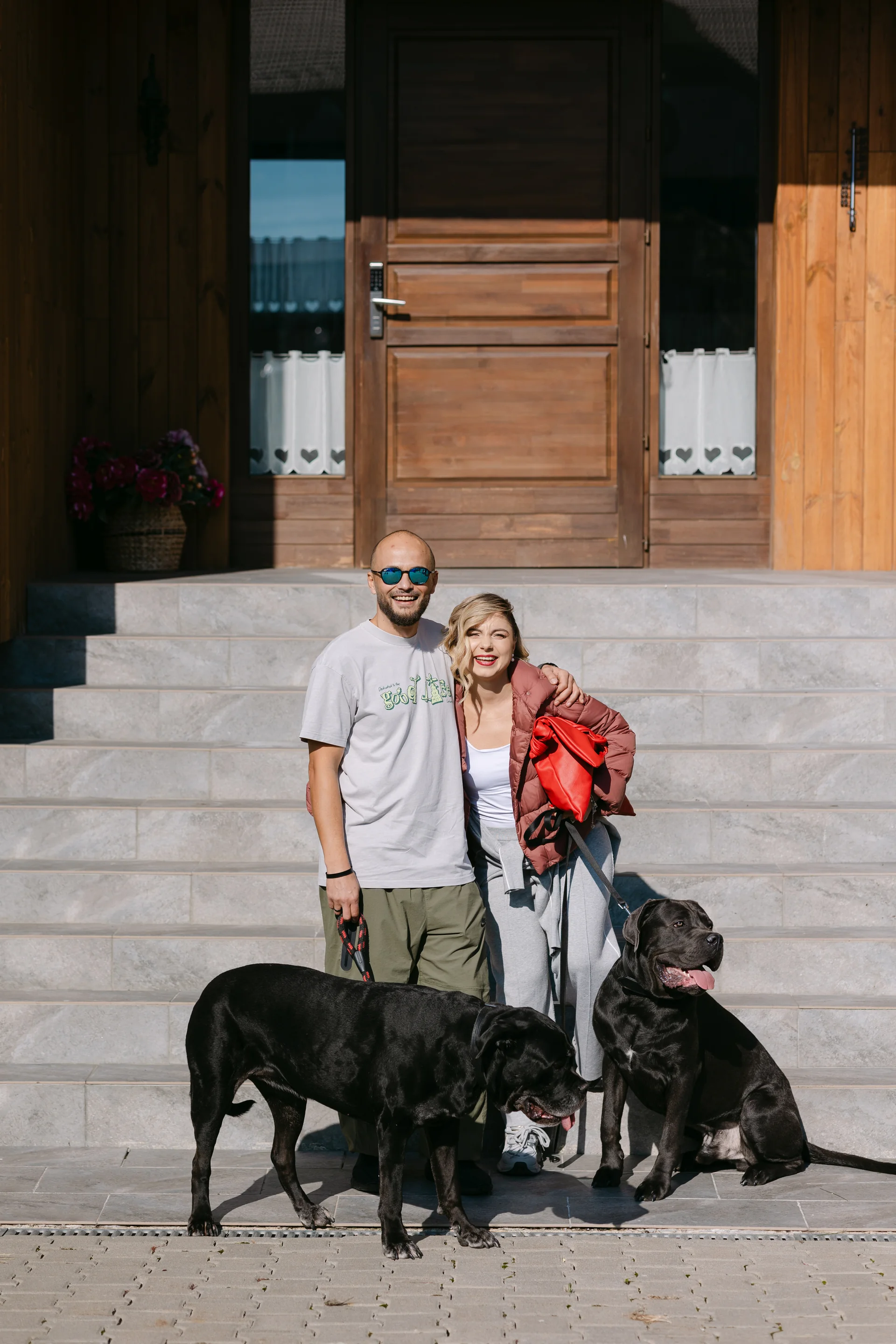 Sabina & Nicu — nunta the barn gheorgheni cluj detaliu pantofi buchet flori rosii detaliu — fotograf nuntă