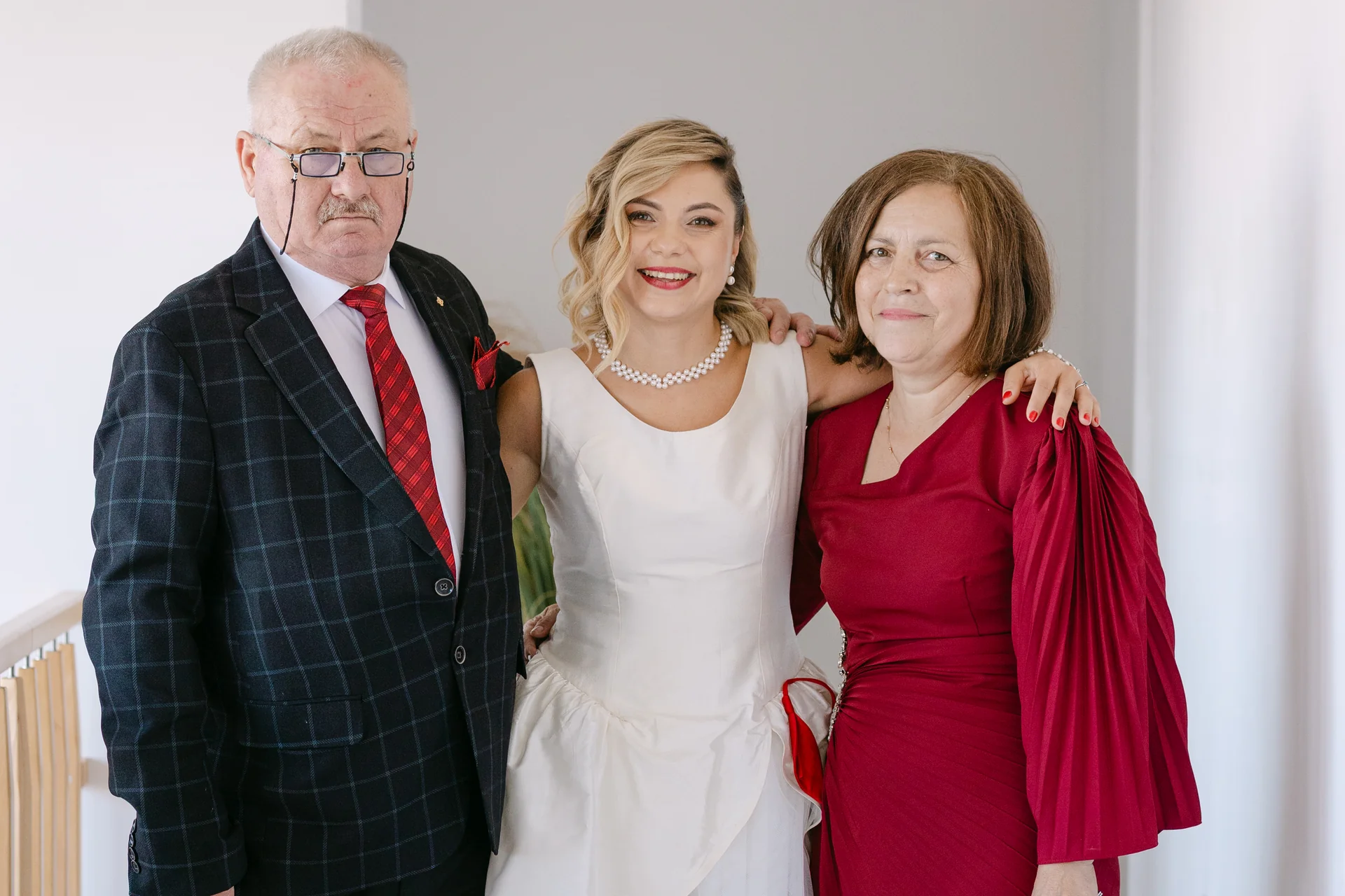 Sabina & Nicu — nunta the barn gheorgheni cluj mire prieteni discutie inainte ceremonie — fotograf nuntă