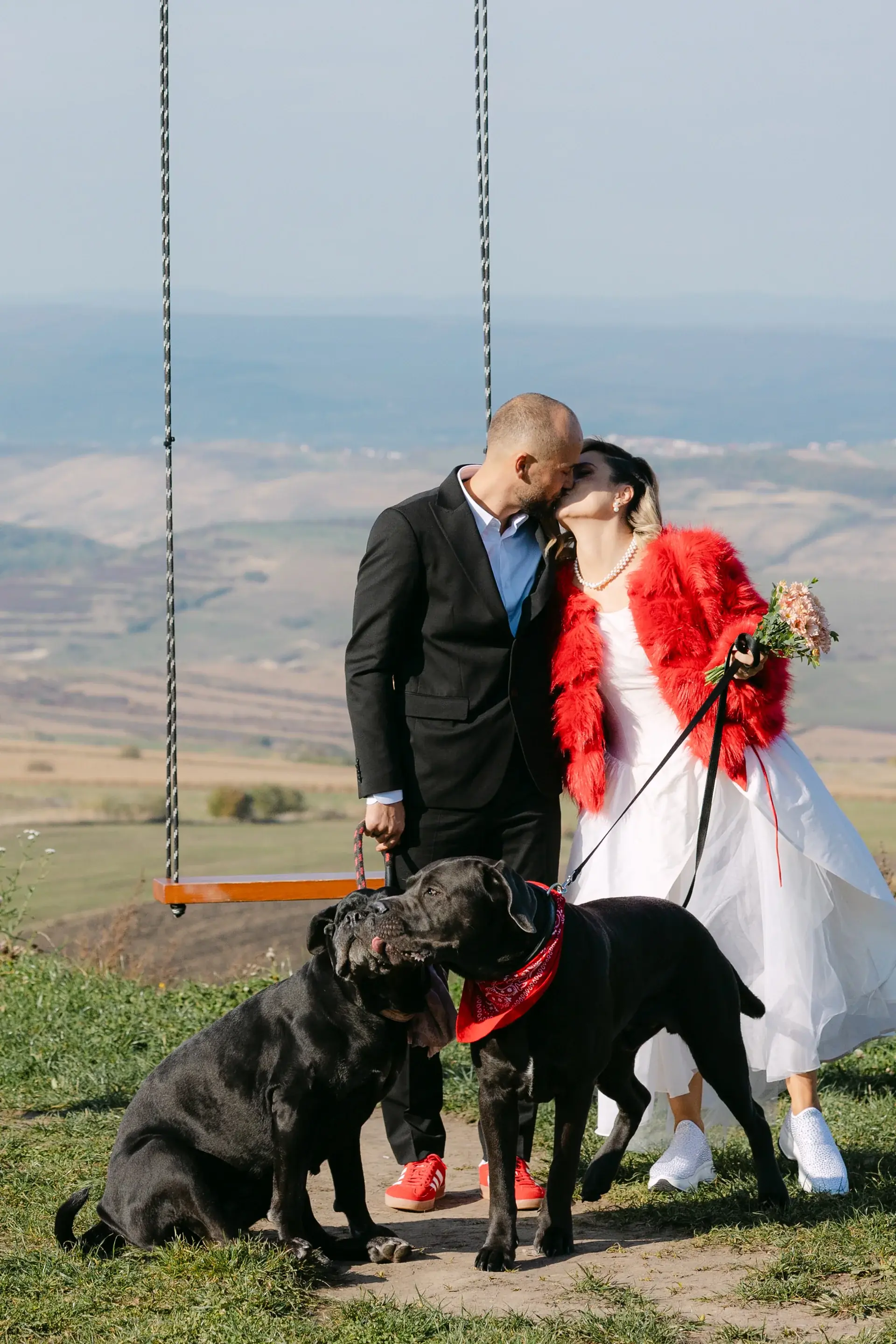 Sabina & Nicu — nunta the barn gheorgheni cluj mire mireasa imbratisare inainte ceremonie — fotograf nuntă