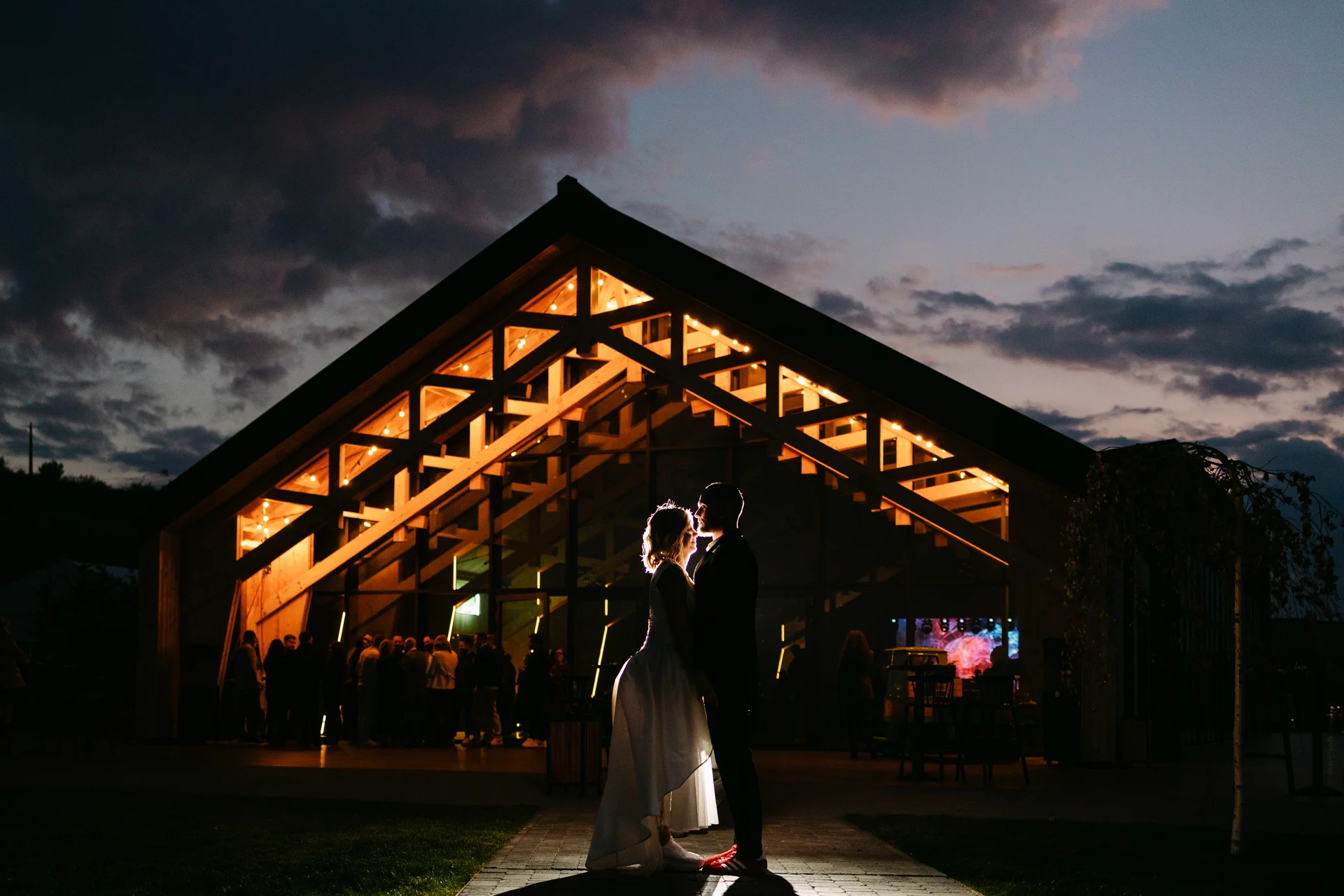 Sabina & Nicu — nunta the barn gheorgheni cluj miri silueta the barn iluminat noapte iconic — fotograf nuntă