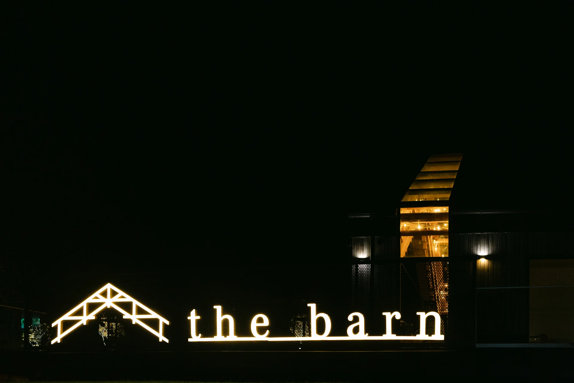 Sabina & Nicu — nunta the barn gheorgheni cluj miri imbratisare finala the barn iluminat noapte — fotograf nuntă