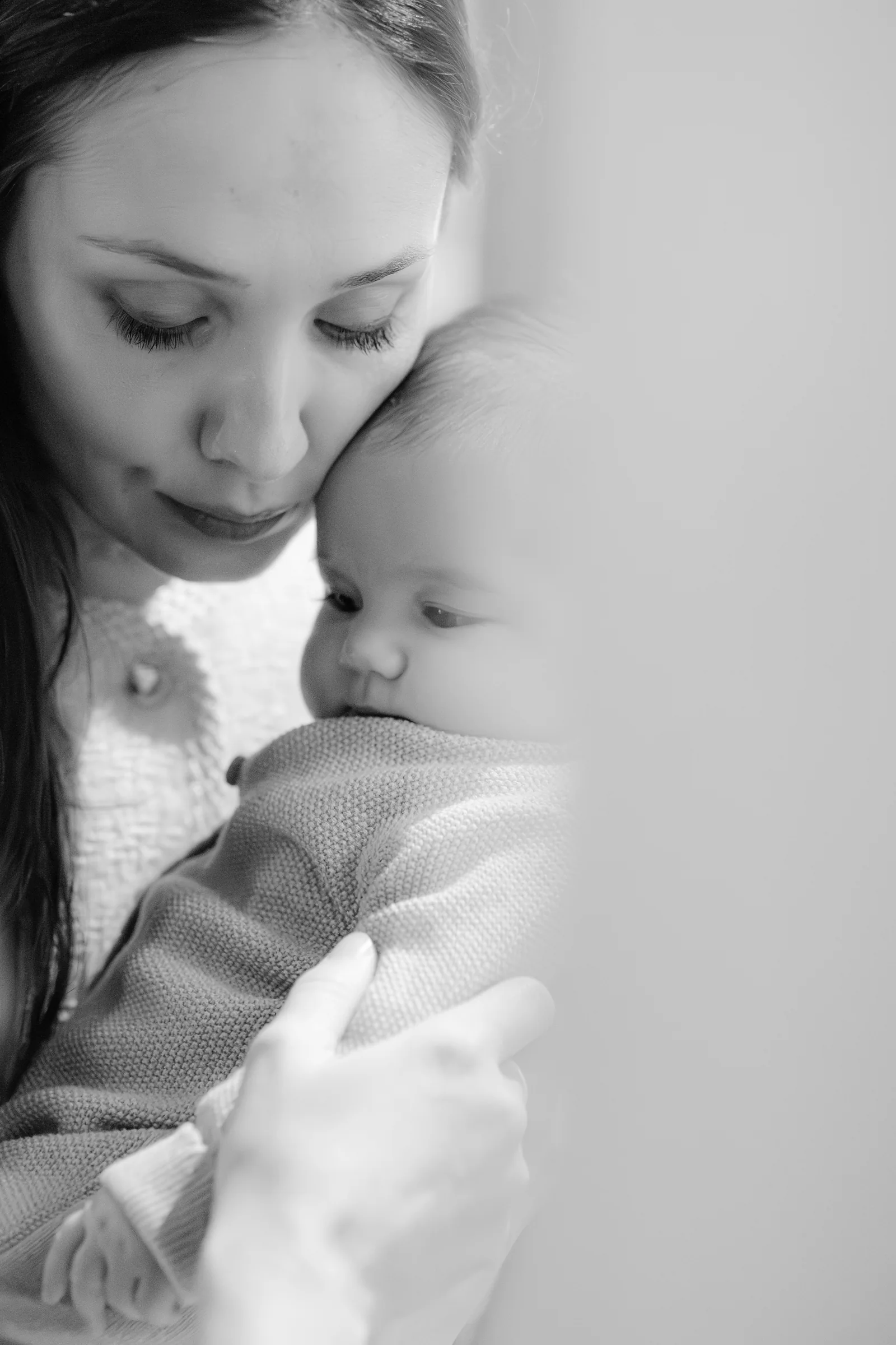 Botezul Sarei — botez sara kupaj cluj napoca bw mama lipita de sara lumina storuri kupaj — fotograf botez