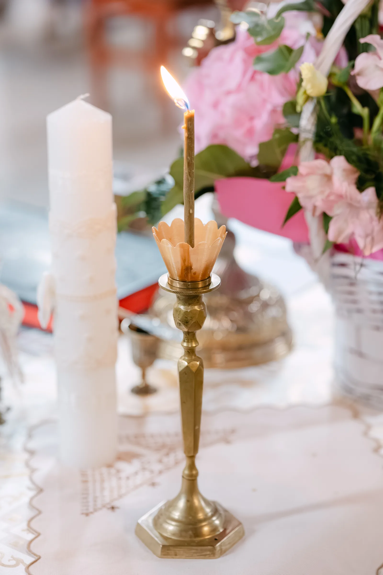 Botezul Sarei — botez sara kupaj cluj napoca lumanare candelabru auriu flori roz — fotograf botez