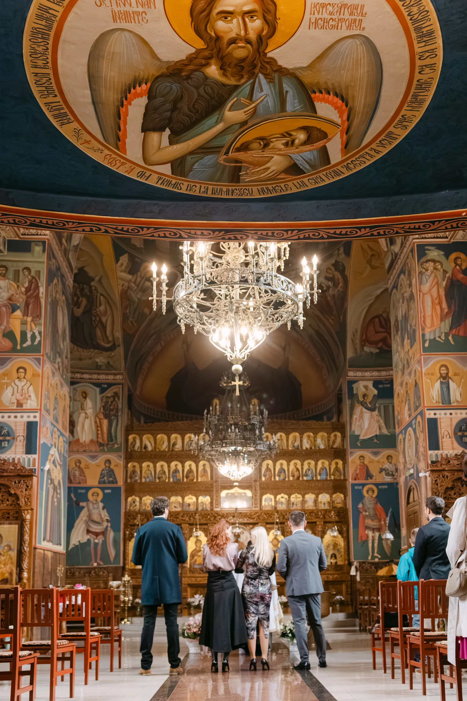 Botezul Sarei — botez sara kupaj cluj napoca wide biserica candelabru imens — fotograf botez