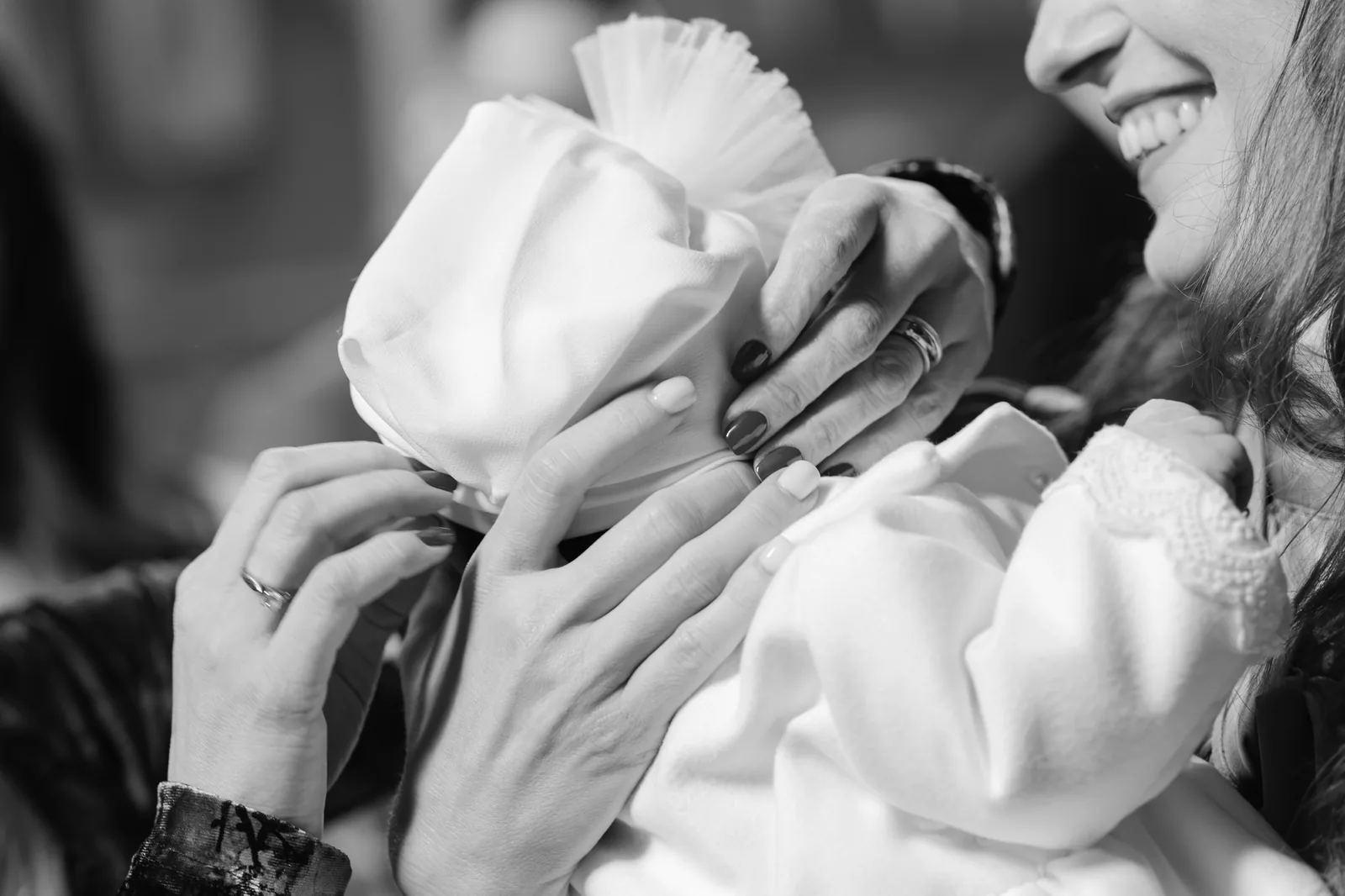 Botezul Sarei — botez sara kupaj cluj napoca bw maini sara mama zambet blur — fotograf botez