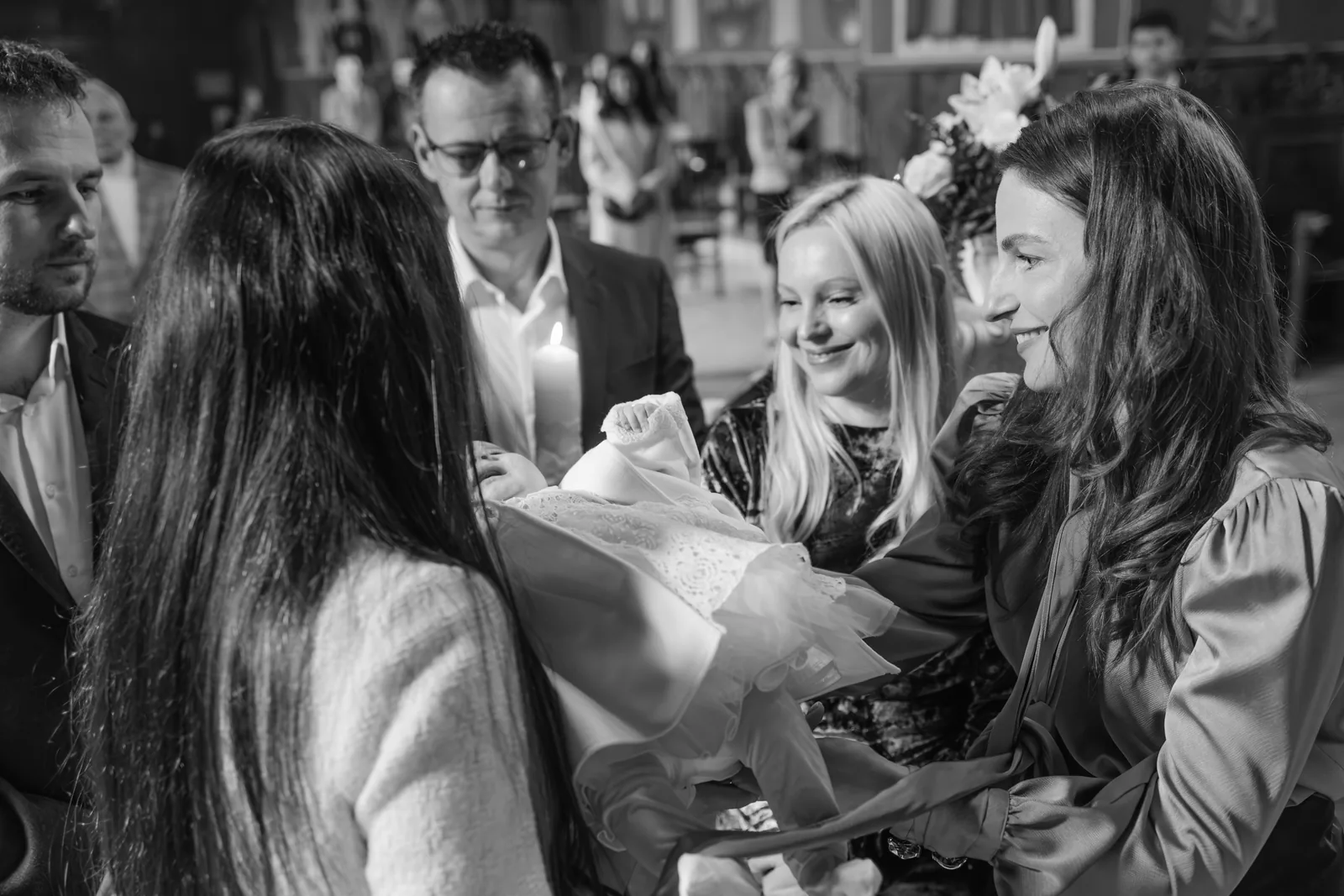 Botezul Sarei — botez sara kupaj cluj napoca bw nasi sara tata lumanare — fotograf botez