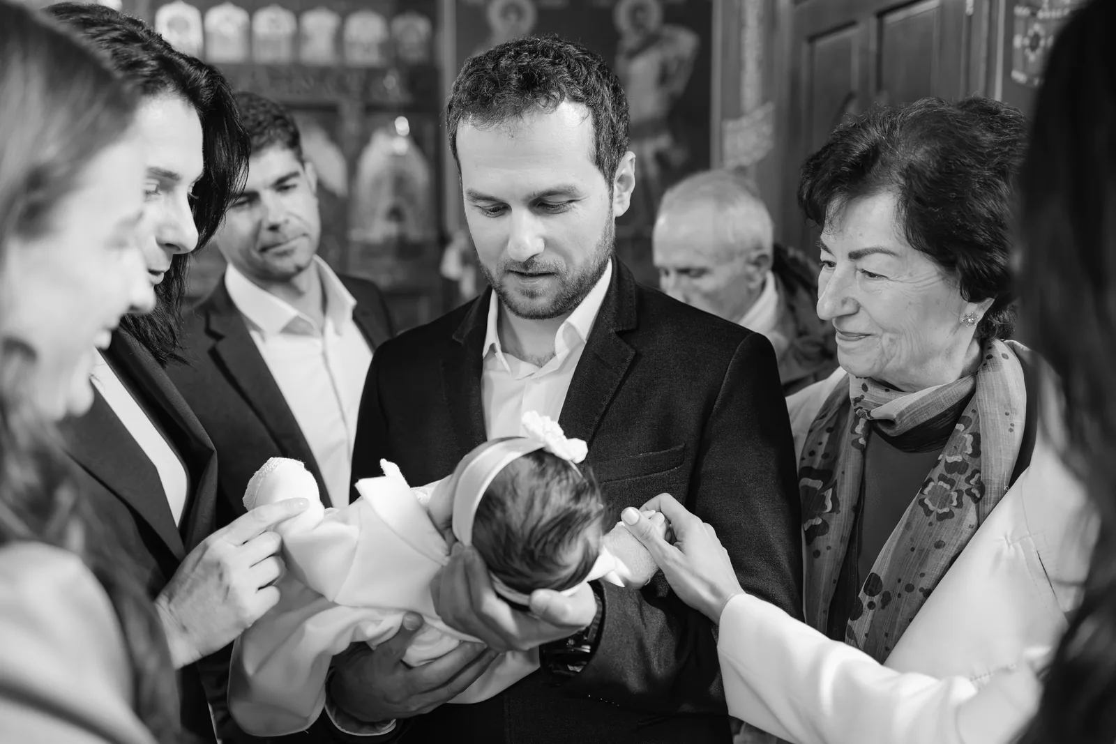 Botezul Sarei — botez sara kupaj cluj napoca bw tata sara bunica incadrand — fotograf botez