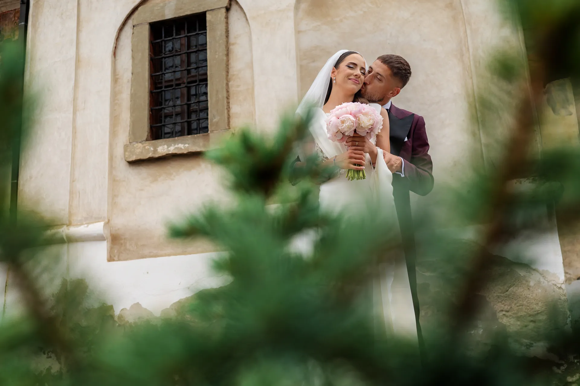 Sorina & Gicu — nunta brasov miri sarut biserica brazi romantic — fotograf nuntă