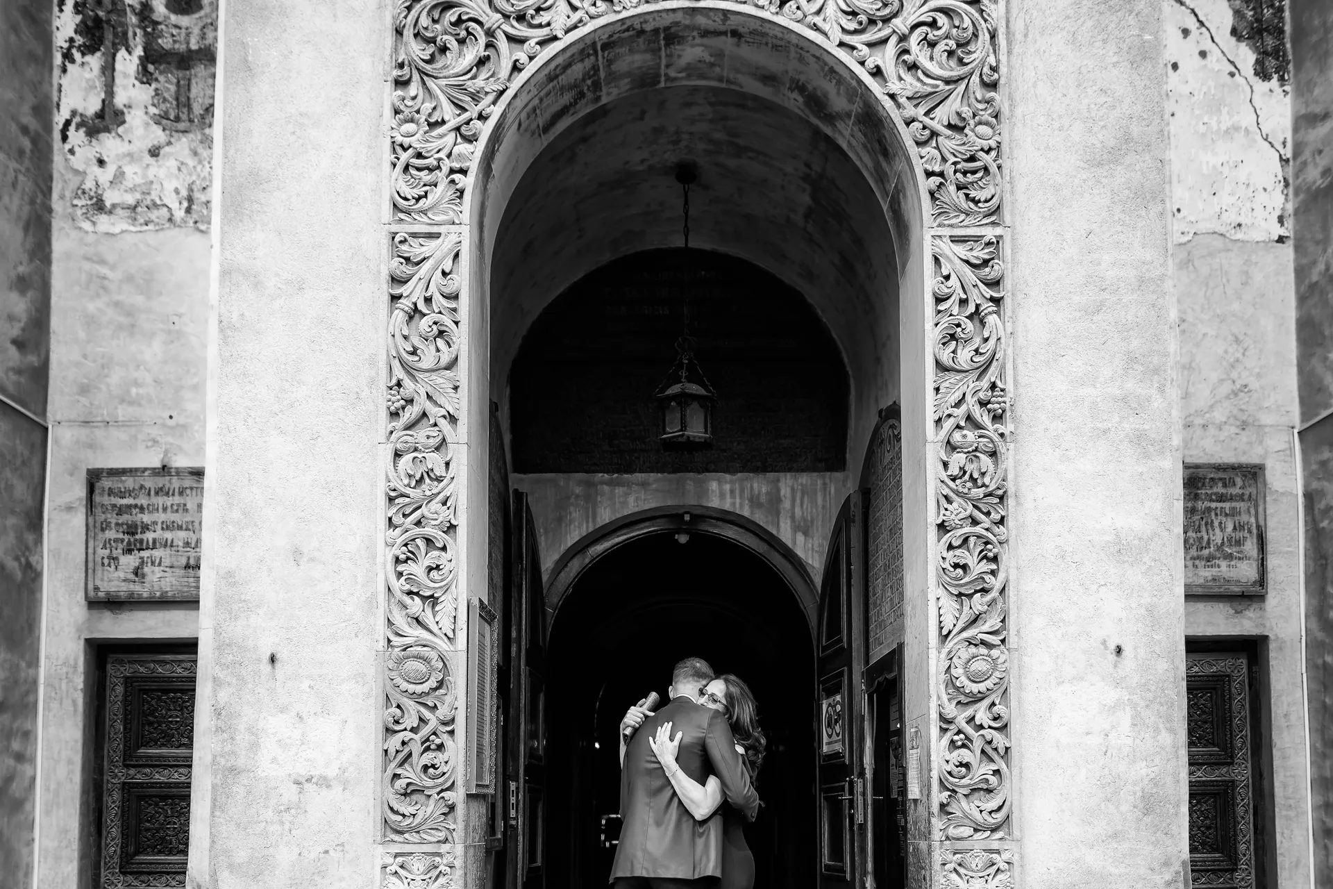 Sorina & Gicu — nunta brasov miri sarut arcada piatra fashion — fotograf nuntă