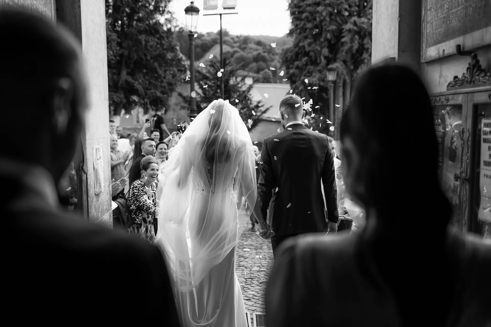 Sorina & Gicu — nunta brasov iesire biserica confetti bucurie — fotograf nuntă