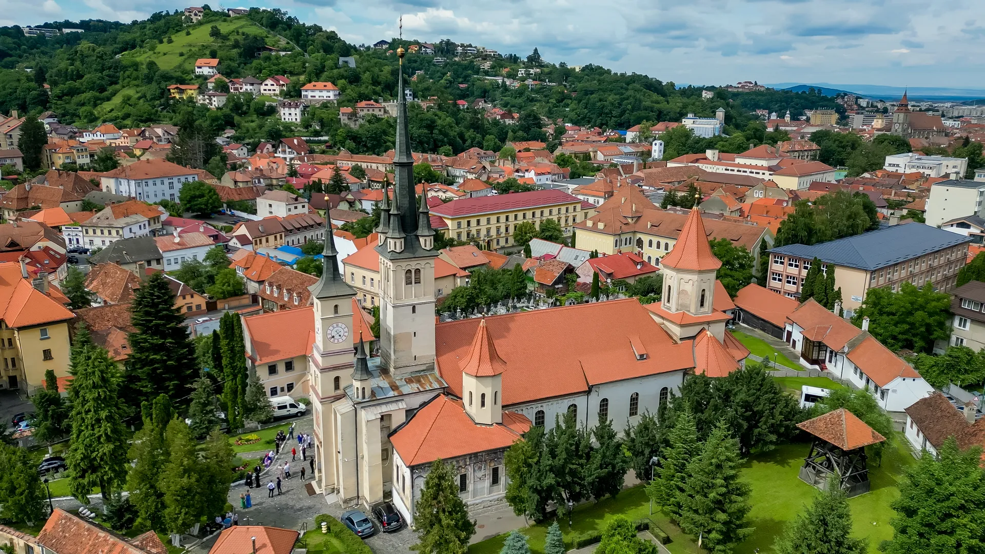 Sorina & Gicu — nunta brasov panorama biserica aerial — fotograf nuntă