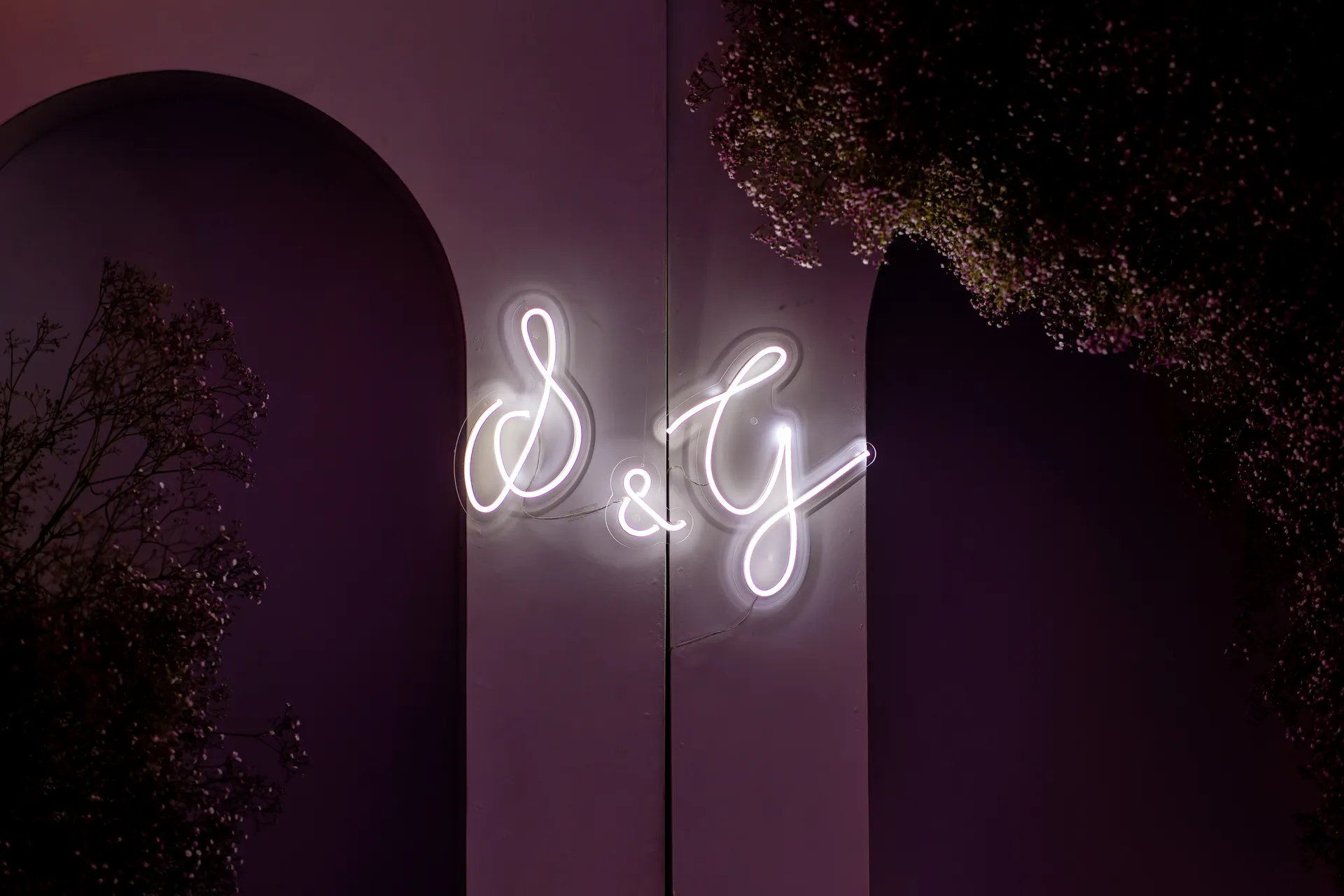 Sorina & Gicu — nunta brasov neon monogram detaliu decor — fotograf nuntă