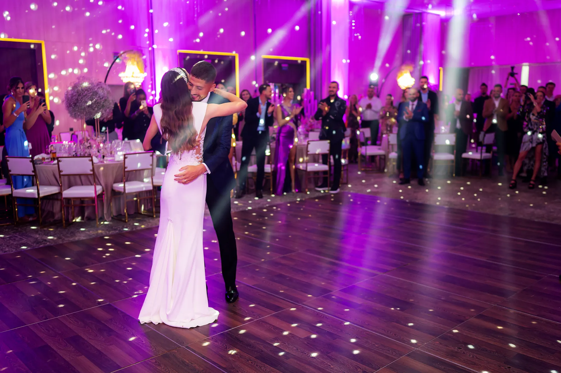 Sorina & Gicu — nunta brasov primul dans lumini violet cuplu — fotograf nuntă